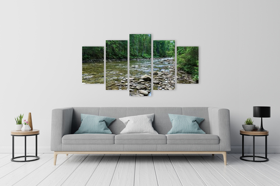 Πίνακας σε καμβά για χώρο που μπορεί να προορίζεται για σαλόνι, με τοπίο ποταμού σε ρεαλιστικό στυλ και μοντέρνα διακόσμηση.