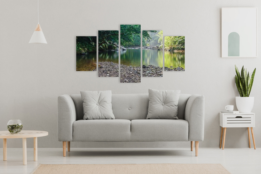 Πίνακας σε καμβά για χώρο που μπορεί να προορίζεται ως σαλόνι, με τοπίο ποταμού, αφηρημένο στυλ και μοντέρνα διακόσμηση.