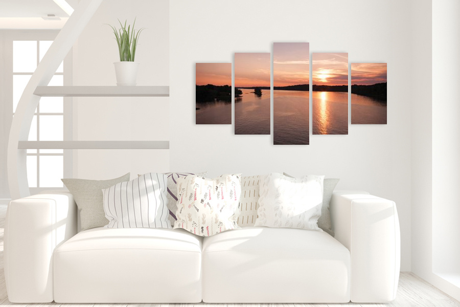 Πίνακας σε καμβά για χώρο που μπορεί να προορίζεται για σαλόνι, με τοπίο που απεικονίζει ποτάμι, σε ρεαλιστικό και μοντέρνο στυλ διακόσμησης.