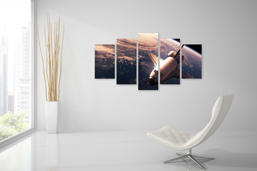 Πίνακας σε καμβά με θέμα το διάστημα, μοντέρνο στυλ διακόσμησης, ιδανικός για χώρους που μπορεί να προορίζονται για γραφείο.