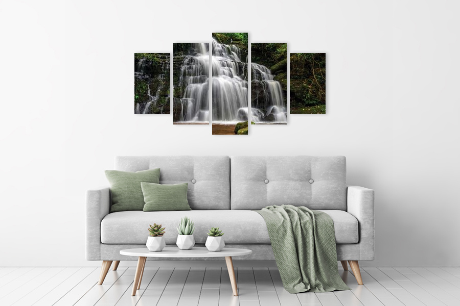 Πίνακας σε καμβά για το σαλόνι, με θέμα καταρράκτη, σε ρεαλιστικό στυλ, κατάλληλος για μοντέρνα διακόσμηση.