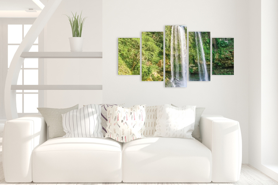 Πίνακας σε καμβά για χώρο που μπορεί να προορίζεται για σαλόνι, με θέμα καταρράκτη, σε ρεαλιστικό στυλ.