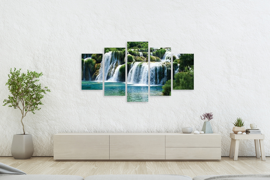 Πίνακας σε καμβά για χώρο που μπορεί να προορίζεται για καθιστικό, με τοπίο καταρράκτη, σε ρεαλιστικό και μοντέρνο στυλ διακόσμησης.