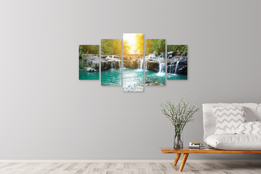 Πίνακας σε καμβά για χώρο που μπορεί να προορίζεται για σαλόνι, με τοπίο καταρράκτη, σε ρεαλιστικό και σύγχρονο στυλ διακόσμησης.