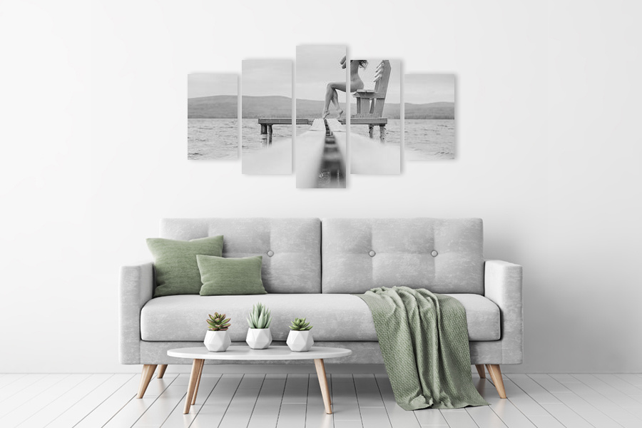 Πίνακας σε καμβά για υπνοδωμάτιο με αισθησιακή εικόνα, ρεαλιστικό στυλ σε μοντέρνα διακόσμηση.