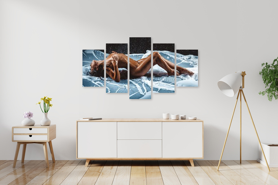 Πίνακας σε καμβά για bedroom, με αισθησιακή θεματολογία, σε ρεαλιστικό στυλ, μοντέρνα διακόσμηση.