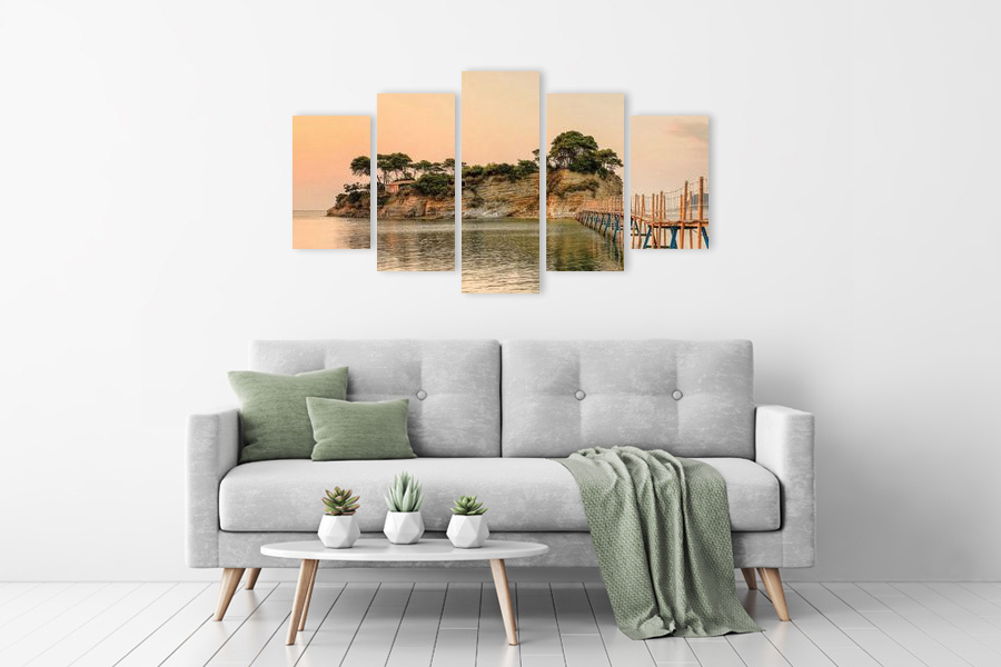 Πίνακας σε καμβά για χώρο που μπορεί να προορίζεται για σαλονάκι, με τοπίο, σε ρεαλιστικό στυλ και μοντέρνα διακόσμηση.