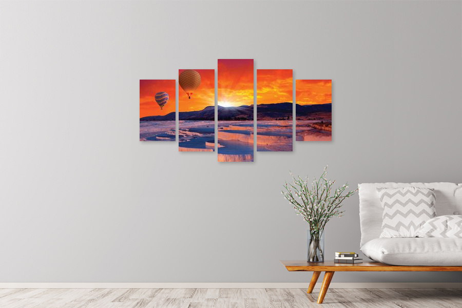 Πίνακας σε καμβά για χώρο που μπορεί να προορίζεται ως καθιστικό, με τοπίο και φυσικά στοιχεία, σε ρεαλιστικό και μοντέρνο στυλ διακόσμησης.