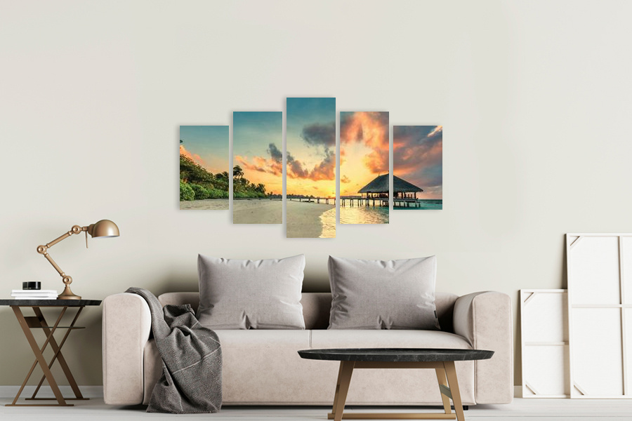 Πίνακας σε καμβά που μπορεί να προορίζεται για σαλόνι, με τοπίο και καταπράσινη φύση, σε ρεαλιστικό και μοντέρνο στυλ διακόσμησης.