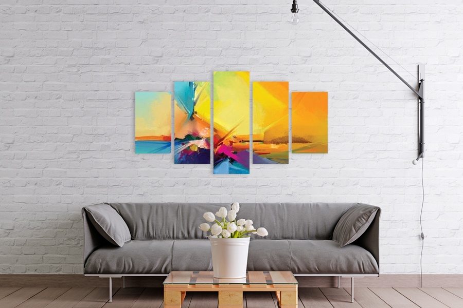 Πίνακας σε καμβά σε μοντέρνο χώρο με αφηρημένα σχέδια, ιδανικός για διακόσμηση.
