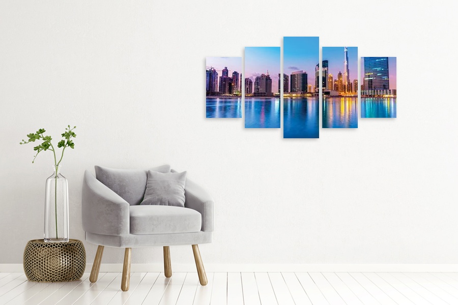 Πίνακας σε καμβά για χώρο που μπορεί να προορίζεται για σαλόνι, με τοπίο και φυσικά στοιχεία, σε ρεαλιστικό και μοντέρνο στυλ διακόσμησης.