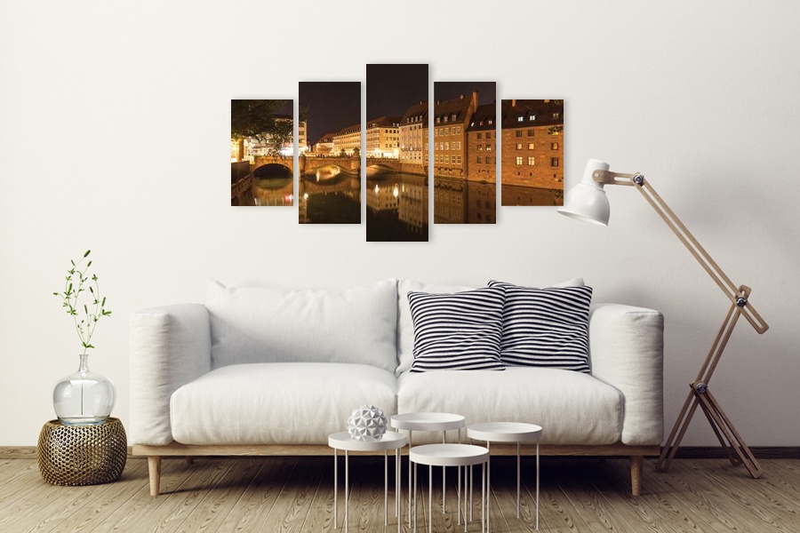 Πίνακας σε καμβά για χώρο που μπορεί να προορίζεται ως σαλονιού, με τοπίο φύσης, σε ρεαλιστικό στυλ και μοντέρνα διακόσμηση.