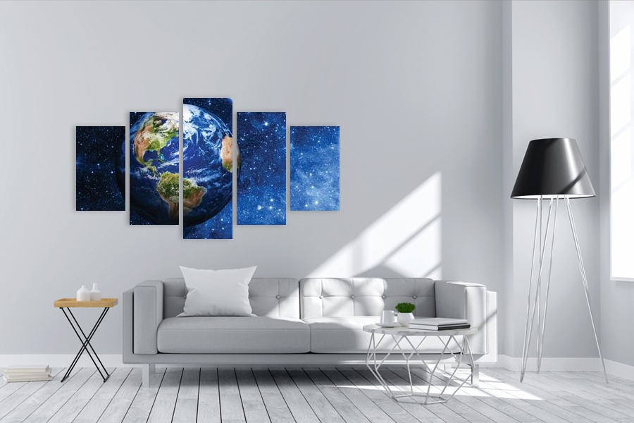Πίνακας σε καμβά για χώρο που μπορεί να προορίζεται ως γραφείο, με θέμα το διάστημα, σε αφηρημένο και μοντέρνο στυλ διακόσμησης.
