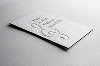 Κωδικός: 90818 		Χαρτί: 350γρ Constellation Snow (2x)	700γρ Sirio Black Black (στη μέση)	Πλαστικοποίηση: Όχι	Ειδική επεξεργασία: 	Λαμινάρισμα 3 καρτών με τυφλό (χωρίς χρώμα) letterpress και ένα χρώμα εκτύπωση 