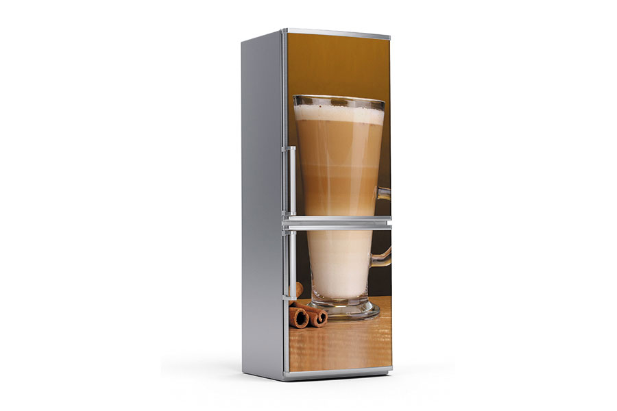 Υφασμάτινο αυτοκόλλητο ψυγείου που απεικονίζει ένα ψηλό ποτήρι με καφέ latte και ξυλάκια κανέλας στη βάση του. Είναι ανθεκτικό και κολλάει και ξεκολλάει εύκολα.Μπορείτε να μας ζητήσετε να εκτυπωθεί σε ότι διάσταση θέλετε. Το θέμα προσαρμόζεται ανάλογα στη διάσταση που θέλετε.Το παράδειγμα που παρουσιάζουμε στην απομονωμένη εικόνα του θέματος αφορά ψυγείο με διάσταση 75cm πλάτος x 200cm ύψος.
