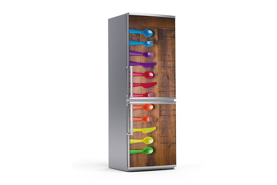 Υφασμάτινο αυτοκόλλητο ψυγείου που απεικονίζει πλαστικά μαχαίρια, πιρούνια και κουτάλια σε έντονα χρώματα πάνω σε ξύλινη επιφάνεια . Είναι ανθεκτικό και κολλάει και ξεκολλάει εύκολα.Μπορείτε να μας ζητήσετε να εκτυπωθεί σε ότι διάσταση θέλετε. Το θέμα προσαρμόζεται ανάλογα στη διάσταση που θέλετε.Το παράδειγμα που παρουσιάζουμε στην απομονωμένη εικόνα του θέματος αφορά ψυγείο με διάσταση 75cm πλάτος x 200cm ύψος.