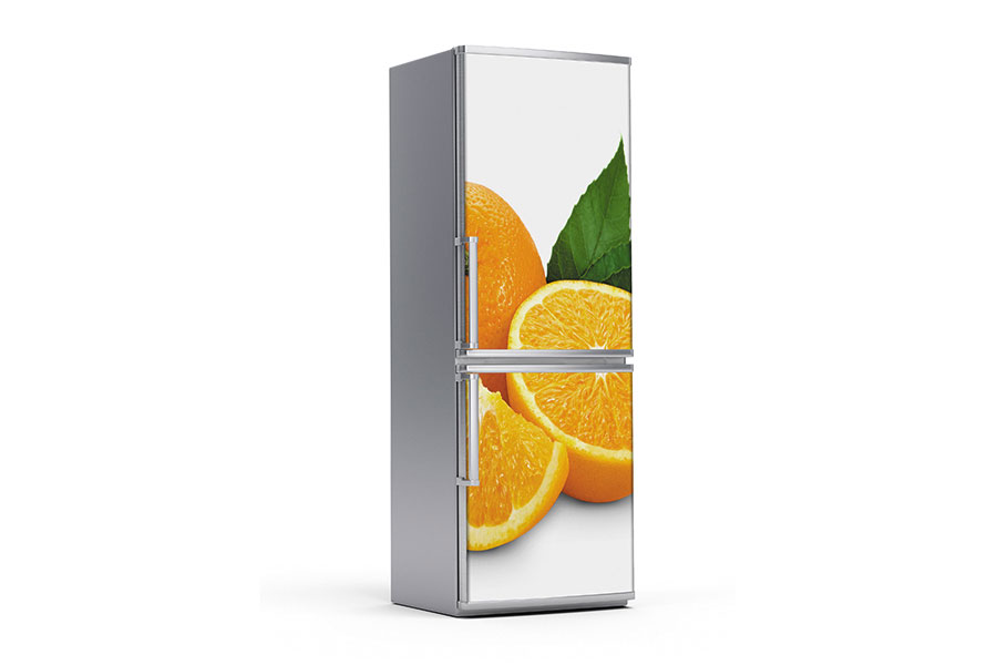 Υφασμάτινο αυτοκόλλητο ψυγείου που απεικονίζει πορτοκάλια, ολόκληρο, κομμένο στη μέση και μια φέτα από πορτοκάλι.Είναι ανθεκτικό και κολλάει και ξεκολλάει εύκολα.Μπορείτε να μας ζητήσετε να εκτυπωθεί σε όποιες διαστάσεις θέλετε. Το θέμα προσαρμόζεται αναλογικά στις διαστάσεις που θέλετε.Το παράδειγμα που παρουσιάζουμε στην απομονωμένη εικόνα του θέματος αφορά ψυγείο με διαστάσεις 75cm πλάτος x 200cm ύψος.