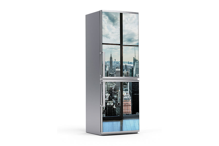 Υφασμάτινο αυτοκόλλητο ψυγείου που απεικονίζει ένα μεγάλο παράθυρο, με θέα τους ουρανοξύστες της Νέας Υόρκης. Είναι ανθεκτικό και κολλάει και ξεκολλάει εύκολα.Μπορείτε να μας ζητήσετε να εκτυπωθεί σε όποιες διαστάσεις θέλετε. Το θέμα προσαρμόζεται αναλογικά στις διαστάσεις που θέλετε.Το παράδειγμα που παρουσιάζουμε στην απομονωμένη εικόνα του θέματος αφορά ψυγείο με διαστάσεις 75cm πλάτος x 200cm ύψος.