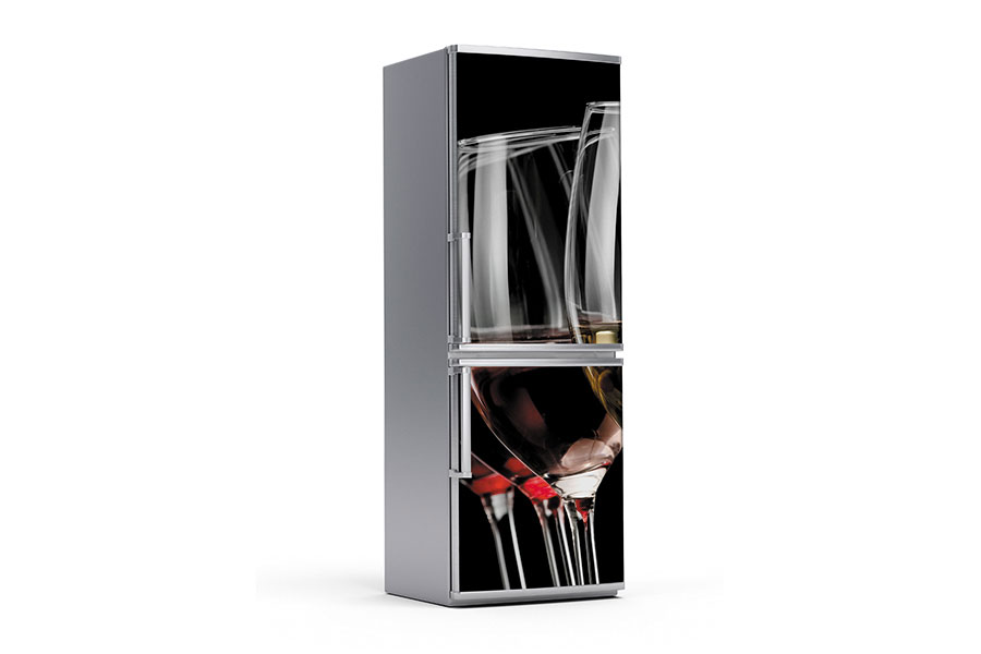 Υφασμάτινο αυτοκόλλητο ψυγείου που απεικονίζει τέσσερα ποτήρια με λευκό, ροζέ και κόκκινο κρασί σε σκούρο φόντο.Είναι ανθεκτικό και κολλάει και ξεκολλάει εύκολα.Μπορείτε να μας ζητήσετε να εκτυπωθεί σε όποιες διαστάσεις θέλετε. Το θέμα προσαρμόζεται αναλογικά στις διαστάσεις που θέλετε.Το παράδειγμα που παρουσιάζουμε στην απομονωμένη εικόνα του θέματος αφορά ψυγείο με διαστάσεις 75cm πλάτος x 200cm ύψος.