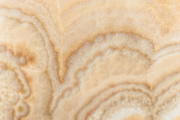 Προτάσεις για διακόσμησηΟ πίνακας σε καμβά ABS-087 είναι μία εξαιρετική επιλογή για κάποια σύγχρονη ή μοντέρνα διακόσμηση, χάρη στην αφηρημένη του φύση και τις μοναδικές αποχρώσεις του. Η αφαιρετική προσέγγιση τον καθιστά ιδανικό για μίνιμαλ χώρους, προσφέροντας μία ενδιαφέρουσα εστίαση. Σε κλασικούς χώρους, μπορεί να λειτουργήσει ως τολμηρότατο στοιχείο αντίθεσης, προσφέροντας μία μοντέρνα πινελιά σε παραδοσιακή ατμόσφαιρα. Τα πλούσια χρώματα και οι αποχρώσεις του μπορούν να αναδείξουν γήινες ή ουδέτερες παλέτες, προσδίδοντας ζωντάνια και βάθος.Λίγα λόγια για τον πίνακαΗ χρήση των χρωμάτων είναι δυναμική και ποικιλόμορφη, δημιουργώντας μια εντυπωσιακή συλλογή από φωτεινές και σκούρες αποχρώσεις που συνδυάζονται αρμονικά. Το έργο αξιοποιεί αφηρημένες υφές που προσδίδουν κίνηση, ενώ οι πινελιές είναι παλλόμενες και εκφραστικές, εντείνοντας τη δυναμική του σύνθεση. Η αφηρημένη μορφή και τα γεωμετρικά σχήματα του πίνακα υποδηλώνουν την ανεξάντλητη ποικιλία της ανθρώπινης σκέψης, προσκαλώντας τον θεατή να ερμηνεύσει το έργο σύμφωνα με τη δική του προοπτική.Ο πίνακας εκπέμπει μία αίσθηση ενέργειας και μεταμόρφωσης, κάτι που τον καθιστά ιδιαίτερα ελκυστικό. Αναδεικνύει ένα είδος αόρατης κίνησης και μεταφοράς ουσίας, που μπορεί να διεγείρει τον θεατή σε προσωπικούς συλλογισμούς. Προκαλεί την αίσθηση πως ο χώρος είναι πιο ζωντανός και διαδραστικός. Είναι ένας καμβάς που μεταφέρει μία βαθιά αίσθηση ελευθερίας και δημιουργικότητας, εμπνέοντας όσους τον παρατηρούν.Ψηφιακή εκτύπωση σε καμβά. Ο καμβάς είναι υψηλής ποιότητας, ειδικός για ψηφιακή εκτύπωση που αναδεικνύει τα χρώματα. Είναι ιδανικός για διακόσμηση εσωτερικών χώρων. Παραλαμβάνετε τον πίνακα με την ψηφιακή εκτύπωση καμβά, τελαρωμένο σε τελάρο από ανθεκτικό ξύλο 2εκ, στη διάσταση που θέλετε.