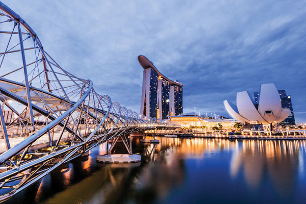 Προτάσεις για διακόσμησηΟ πίνακας σε καμβά ACMC-103 είναι μια εξαιρετική επιλογή για τη διακόσμηση ενός χώρου με αρχιτεκτονικό ενδιαφέρον. Οι αρχιτεκτονικές απεικονίσεις του ταιριάζουν ιδανικά σε σύγχρονα και μοντέρνα στυλ διακόσμησης, προσθέτοντας μια αίσθηση αστικής κομψότητας. Σε ένα μινιμαλιστικό περιβάλλον, ο πίνακας μπορεί να λειτουργήσει ως κεντρικό κομμάτι που αναδεικνύει την απέριττη ομορφιά του χώρου. Επιπλέον, σε κλασικούς χώρους με ουδέτερους τόνους, ο πίνακας μπορεί να προσθέσει μια διακριτική άρθρωση, γεφυρώνοντας διαφορετικά διακοσμητικά στοιχεία.Λίγα λόγια για τον πίνακαΟ πίνακας με κωδικό 90082 ανήκει στην υποκατηγορία Πόλεις και Αρχιτεκτονική, παρουσιάζοντας μια πόλη με μοντέρνες γραμμές και εντυπωσιακά κτήρια. Η χρήση των φωτεινών και γήινων χρωμάτων ενισχύει τη δυναμική του αστικού τοπίου, ενώ οι φωτογραφικές λεπτομέρειες προσδίδουν μια ρεαλιστικότητα που προκαλεί το ενδιαφέρον του θεατή. Το έργο αποτυπώνει την πολυπλοκότητα της σύγχρονης πόλης, όπου ο άνθρωπος και το κατασκευασμένο περιβάλλον συνυπάρχουν αρμονικά.Η ανέπαφη αίσθηση του πόλης και της αρχιτεκτονικής θέας στη φωτογραφία δημιουργεί μια εντυπωσιακή ατμόσφαιρα. Κάθε στοιχείο της σύνθεσης φαίνεται προσεκτικά επιλεγμένο για να μεταφέρει τον θεατή σε έναν κόσμο γεμάτο ζωντάνια και κίνηση. Η ιδέα της πόλης καταγράφεται με μια λιτή απλότητα, ενώ τα σύγχρονα κτήρια αποπνέουν στιβαρότητα και διακριτική κομψότητα. Ο πίνακας μπορεί να προκαλέσει συναισθήματα οικειότητας και νοσταλγίας για την αστική ζωή, ενώ ταυτόχρονα υπενθυμίζει τη συνεχή ανάπτυξη και εξέλιξη.Ψηφιακή εκτύπωση σε καμβά. Ο καμβάς είναι υψηλής ποιότητας, ειδικός για ψηφιακή εκτύπωση που αναδεικνύει τα χρώματα. Είναι ιδανικός για διακόσμηση εσωτερικών χώρων. Παραλαμβάνετε τον πίνακα με την ψηφιακή εκτύπωση καμβά, τελαρωμένο σε τελάρο από ανθεκτικό ξύλο 2εκ, στη διάσταση που θέλετε.