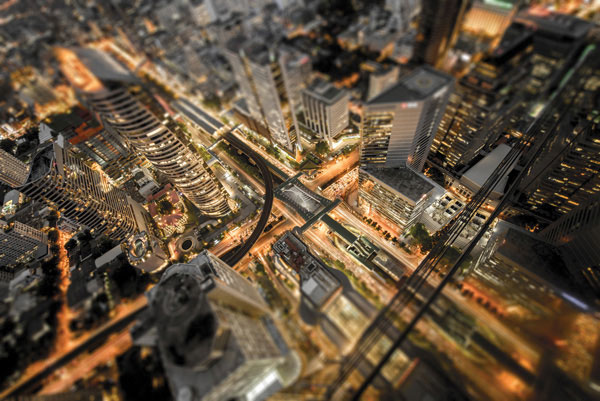 Προτάσεις για διακόσμησηΑυτός ο πίνακας σε καμβά απεικονίζει την λεπτομέρεια και τη δυναμική ενός αστικού τοπίου, κάτι που τον καθιστά ιδανικό για διάφορα στυλ διακόσμησης. Σε ένα κλασικό περιβάλλον, οι εντυπωσιακές γραμμές και η αρχιτεκτονική διάταξη μπορούν να δώσουν μια μοντέρνα πινελιά, ολοκληρώνοντας τον χώρο με εκλεπτυσμένο τρόπο. Σε ένα μοντέρνο ή μινιμαλιστικό σπίτι, οι κομψές πινελιές του και το παιχνίδι των σκιών και του φωτός μπορούν να προσθέσουν χαρακτήρα, έχοντας ως κεντρικό σημείο ένα πλούσιο οπτικό ενδιαφέρον. Ο χρωματικός τόνος του πίνακα, με τις γκριζοασημένιες αποχρώσεις, επιτρέπει την εύκολη συνδυαστικότητα με ποικιλία χρωμάτων και υλικών.Λίγα λόγια για τον πίνακαΟ πίνακας ACMC-105, προβάλλει ένα θεαματικό αστικό τοπίο, συνδυάζοντας κλασικές και σύγχρονες αρχιτεκτονικές δομές στο ίδιο καμβά. Τα τεχνικά του χαρακτηριστικά, όπως η δυναμική διάταξη και η λεπτομερής απόδοση των κτιρίων, προσδίδουν στον θεατή μια αίσθηση οπτικής αμεσότητας. Ο χρωματισμός του, με τις αλλεπάλληλες αντιθέσεις φωτός και σκιών, προσδίδει ζωντάνια και βάθος στην απεικόνιση. Αποτελεί σχόλιο στη συνεχή εξέλιξη των πόλεων και την απαράμιλλη ομορφιά τους, δημιουργώντας μια γέφυρα ανάμεσα στο παρελθόν και το παρόν.Ο πίνακας σε καμβά ACMC-105 μεταφέρει μια αίσθηση μεγαλείου και δέους, καθώς δίνει ζωή σε μια πόλη που δεν κοιμάται ποτέ. Οι λεπτομέρειες της αρχιτεκτονικής και η απρόσμενη αρμονία μεταξύ ανθρώπινου κατασκευάσματος και φυσικού φωτός προκαλούν σκέψεις για την ανθρώπινη δημιουργικότητα και την αισθητική. Η σύνθεση προτρέπει τον θεατή να εξερευνήσει κάθε γωνιά του τοπίου και να αφεθεί στη μαγεία της πόλης, προκαλώντας συναισθήματα ενθουσιασμού και θαυμασμού.Ψηφιακή εκτύπωση σε καμβά. Ο καμβάς είναι υψηλής ποιότητας, ειδικός για ψηφιακή εκτύπωση που αναδεικνύει τα χρώματα. Είναι ιδανικός για διακόσμηση εσωτερικών χώρων. Παραλαμβάνετε τον πίνακα με την ψηφιακή εκτύπωση καμβά, τελαρωμένο σε τελάρο από ανθεκτικό ξύλο 2εκ, στη διάσταση που θέλετε.