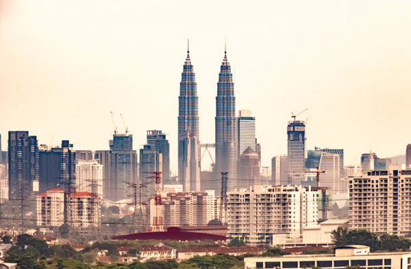 Προτάσεις για διακόσμησηΟ πίνακας σε καμβά ACMC-111 αποτελεί μία σύγχρονη σύνθεση αρχιτεκτονικού τοπίου, καθιστώντας τον ιδανικό για ένα πλήθος στυλ διακόσμησης. Σε ένα μοντέρνο περιβάλλον, οι καθαρές γραμμές και το γεωμετρικό μοτίβο του πίνακα αναδεικνύουν τις μοντέρνες ευαισθησίες του χώρου. Αν τοποθετηθεί σε έναν μινιμαλιστικό χώρο, μπορεί να λειτουργήσει ως κύριο σημείο αναφοράς, προσδίδοντας διακριτική κομψότητα. Στην περίπτωση ενός κλασικού ντεκόρ, ο πίνακας μπορεί να προσφέρει μία αίσθηση ανανέωσης και μοντερνισμού, δημιουργώντας ένα ενδιαφέρον αντιπαράθετο ντεκόρ.Λίγα λόγια για τον πίνακαΒασισμένος στην κατηγορία Πόλεις και Αρχιτεκτονική, ο πίνακας σε καμβά ACMC-111 εξερευνά την πολυπλοκότητα των αστικών τοπίων. Τα χρώματα είναι προσεκτικά επιλεγμένα ώστε να αναδεικνύουν τις δομές και τις γραμμές των κτιρίων, με τις αποχρώσεις του γκρι και του λευκού να δημιουργούν μία σοφιστικέ, αλλά και φιλόξενη ατμόσφαιρα. Οι λεπτές πινελιές και υφές συμβάλλουν στην αίσθηση της πραγματικότητας, προσφέροντας μια σχεδόν φωτογραφική ακρίβεια, φροντίζοντας παράλληλα να διατηρείται η αισθητική του τέχνης.Ο πίνακας δημιουργεί μία αίσθηση κοσμοπολίτικης αιώρησης, που μπορεί να ταξιδέψει τον θεατή σε μεγάλες πόλεις και αρχιτεκτονικά θαύματα. Η προσεγμένη τακτική χρήση των φωτισμών και των σκιών προσθέτει βάθος και διάσταση, δίνοντας την εντύπωση ότι το τοπίο ζωντανεύει μπροστά στα μάτια του παρατηρητή. Αυτός ο πίνακας προσκαλεί τον θεατή να περιπλανηθεί σε ένα αστικό τοπίο και να αντιληφθεί τον ρυθμό και την ενέργεια της πόλης, δημιουργώντας μία σύνδεση ανάμεσα στο έργο και στον θεατή.Ψηφιακή εκτύπωση σε καμβά. Ο καμβάς είναι υψηλής ποιότητας, ειδικός για ψηφιακή εκτύπωση που αναδεικνύει τα χρώματα. Είναι ιδανικός για διακόσμηση εσωτερικών χώρων. Παραλαμβάνετε τον πίνακα με την ψηφιακή εκτύπωση καμβά, τελαρωμένο σε τελάρο από ανθεκτικό ξύλο 2εκ, στη διάσταση που θέλετε.