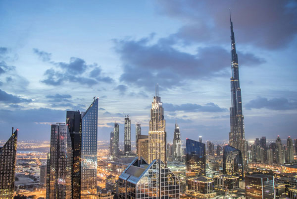 Προτάσεις για διακόσμησηΟ πίνακας σε καμβά ACMC-113 είναι ένας αριστοτεχνικός τρόπος να προσθέσετε έναν αστικό χαρακτήρα στον χώρο σας. Η κατηγορία Πόλεις και Αρχιτεκτονική καθιστά αυτό το έργο τέλειο για μοντέρνους και βιομηχανικούς εσωτερικούς χώρους. Μπορεί να ενσωματωθεί με άνεση σε ένα μίνιμαλ διαμέρισμα, προσφέροντας ισορροπία μεταξύ του απλού και του καθημερινού. Επίσης, μπορεί να φέρει μια ευδιάκριτη αίσθηση κομψότητας σε κλασικά περιβάλλοντα με τις ουδέτερες αποχρώσεις του.Λίγα λόγια για τον πίνακαΟ πίνακας αποτυπώνει ένα εντυπωσιακό αστικό τοπίο που μεγεθύνει την αισθητική των σύγχρονων αρχιτεκτονικών γραμμών. Οι γήινες αποχρώσεις και οι λεπτές αντιθέσεις φωτός και σκιών δημιουργούν μια ατμόσφαιρα ζωντάνιας και κίνησης. Το θέμα της αστικής ζωής εξετάζει τη διαρκή σχέση του ανθρώπου με το αστικό περιβάλλον και την πολυπλοκότητα των ανθρώπινων κατασκευών. Οι υφές και οι πινελιές προσφέρουν βάθος και αναδεικνύουν τη λεπτομέρεια, επιφέροντας παράλληλα μια αίσθηση αρμονίας και συνέχειας.Ο πίνακας δημιουργεί μια αίσθηση συνεχούς ανάλυσής της πόλης, φιλοξενώντας ένα φάσμα συναισθημάτων από δυναμισμό και ανησυχία έως ηρεμία και αναπόληση. Η ενσωμάτωση των χρωμάτων αποπνέει μια σύνδεση με τον θεατή, καθηλώνοντάς τον στην ιστορία πίσω από την αρχιτεκτονική και την ανθρώπινη παρέμβαση στον χώρο. Εν τέλει, προβάλλεται μια βαθιά αίσθηση εξερεύνησης της αστικής πολυπλοκότητας και του χρόνου.Ψηφιακή εκτύπωση σε καμβά. Ο καμβάς είναι υψηλής ποιότητας, ειδικός για ψηφιακή εκτύπωση που αναδεικνύει τα χρώματα. Είναι ιδανικός για διακόσμηση εσωτερικών χώρων. Παραλαμβάνετε τον πίνακα με την ψηφιακή εκτύπωση καμβά, τελαρωμένο σε τελάρο από ανθεκτικό ξύλο 2εκ, στη διάσταση που θέλετε.