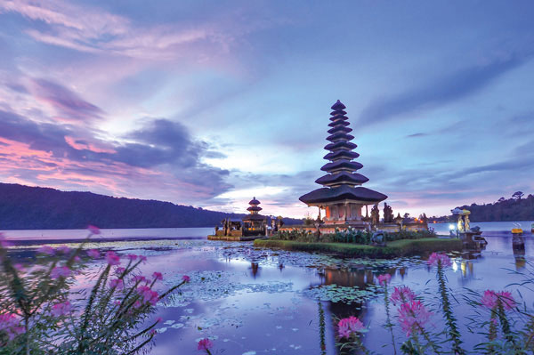 Προτάσεις για διακόσμησηΟ πίνακας σε καμβά ACMC-114 με θέμα Πόλεις και Αρχιτεκτονική, ενσωματώνεται αρμονικά σε κάθε είδος εσωτερικού χώρου. Σε μοντέρνα διακόσμηση, αναδεικνύει τις καθαρές γραμμές και την αίσθηση του αστικού τοπίου με τις ουδέτερες και γήινες αποχρώσεις του. Σε κλασικούς χώρους, προσφέρει έναν σύγχρονο αντιπαραβολικό τόνο που προσθέτει βάθος, ευαισθητοποιώντας τον παρατηρητή μέσω της αντίθεσης των παραδοσιακών επιρροών με την σύγχρονη αστική πραγματικότητα. Στο μινιμαλιστικό περιβάλλον, ο πίνακας λειτουργεί ως κομβικό σημείο ενδιαφέροντος, τονίζοντας τη σχέση ανάμεσα στην ανθρωπογενή αρχιτεκτονική και την καλλιτεχνική έκφραση.Λίγα λόγια για τον πίνακαΟ πίνακας ACMC-114 αποτελεί μια μοναδική φωτογραφία με επίκεντρο την πόλη, η οποία καταφέρνει να αποτυπώσει τη σύγχρονη αρχιτεκτονική μέσα από μια καλλιτεχνικά φωτισμένη οπτική γωνία. Η χρήση του φυσικού και τεχνητού φωτισμού δίνει στον πίνακα έναν ιδιαίτερο ρυθμό, δημιουργώντας δυναμικές αντιπαραθέσεις ανάμεσα στα σκιερά και φωτεινά στοιχεία της πόλης. Η φωτογραφία συνεχώς υποδηλώνει την αλληλεπίδραση του σύγχρονου ανθρώπου με το αστικό τοπίο και τις πολεοδομικές του προκλήσεις. Τα βαθυπράσινα και τα αχνά γκρι χρώματα, μαζί με τις λεπτές αλλά ευαίσθητες υφές, προάγουν μια γαλήνια αλλά ταυτόχρονα δραστήρια ατμόσφαιρα.Ο πίνακας ACMC-114 δημιουργεί μια αίσθηση ηρεμίας μέσα στην αστική φούρια, προσκαλώντας τον θεατή να ανακαλύψει την αρμονία που υπάρχει πίσω από την φαινομενική πολυπλοκότητα μιας πόλης. Η εικόνα αυτή συνδέεται με το θεατή προσφέροντας μια βαθιά αίσθηση γαλήνης, υπενθυμίζοντας την σταθερότητα και την συνέπεια της αρχιτεκτονικής μέσα στον κόσμο σε συνεχή κίνηση. Ταυτόχρονα, προκαλεί σκέψεις για το ρόλο της πόλης ως ένας τόπος συνάντησης πολιτισμών και δημιουργιών.Ψηφιακή εκτύπωση σε καμβά. Ο καμβάς είναι υψηλής ποιότητας, ειδικός για ψηφιακή εκτύπωση που αναδεικνύει τα χρώματα. Είναι ιδανικός για διακόσμηση εσωτερικών χώρων. Παραλαμβάνετε τον πίνακα με την ψηφιακή εκτύπωση καμβά, τελαρωμένο σε τελάρο από ανθεκτικό ξύλο 2εκ, στη διάσταση που θέλετε.