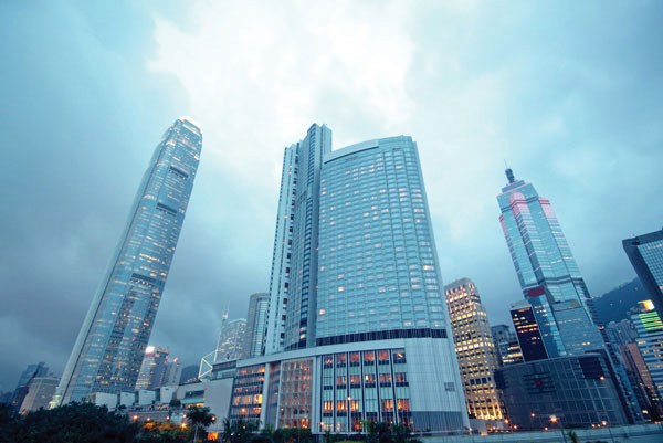 Προτάσεις για διακόσμησηΟ πίνακας ACMC-117 ενσωματώνει την αρχιτεκτονική κομψότητα μιας σύγχρονης μεγαλούπολης, προσδίδοντας έναν αέρα μοντέρνας πολυτέλειας στον χώρο σας. Ιδανικός για μοντέρνα ή μινιμαλιστικά στυλ διακόσμησης, μπορεί να λειτουργήσει ως κεντρικό στοιχείο ενός καθιστικού ή γραφείου, καθώς οι καθαρές γραμμές και οι κομψές αποχρώσεις του αναδεικνύουν τη σύγχρονη αισθητική. Τα δροσερά χρώματα και η προοπτική της πόλης μπορούν να δώσουν βάθος και διάσταση σε στενούς χώρους ή να προσθέσουν δυναμική σε μία ουδέτερη παλέτα χρωμάτων.Λίγα λόγια για τον πίνακαΑυτός ο πίνακας σε καμβά απεικονίζει τις εντυπωσιακές αρχιτεκτονικές γραμμές μιας μητρόπολης, με έμφαση στους ουρανοξύστες και το αστικό τοπίο. Η χρήση φωτορεαλιστικών στοιχείων επιτρέπει την άμεση αναγνώριση των μοντέρνων αρχιτεκτονικών κτιρίων, ενώ η λεπτομερή χρήση του φωτός προσθέτει ζωντάνια και αίσθηση κίνησης. Το έργο αποτελεί φόρο τιμής στην ανθρώπινη δημιουργικότητα και τη συνεχή εξέλιξη των πόλεων. Η σύνθεση αποπνέει μια ισχυρή δυναμική, ενώ η αντίθεση ανάμεσα στα φωτεινά και τα σκιασμένα σημεία υπογραμμίζει δραματικά την πολυπλοκότητα και τη ζωντάνια του αστικού περιβάλλοντος.Ο πίνακας ACMC-117 προσφέρει μια μοναδική αίσθηση θαυμασμού και ωραιότητας, μεταφέροντας το θεατή σε μια φαντασμαγορική μεγαλούπολη γεμάτη ενέργεια. Η ικανότητά του να γεμίζει τον θεατή με δέος και να διεγείρει τη φαντασία τον καθιστά ιδανικό για να αναδείξει την αισθητική κάθε χώρου που επιζητά ζωντάνια και κομψότητα. Το έργο επικοινωνεί με τον θεατή και δημιουργεί μια μαγευτική, σχεδόν ονειρική ατμόσφαιρα, γεμάτη ελπίδα και ενθουσιασμό για τα θαύματα της σύγχρονης ζωής.Ψηφιακή εκτύπωση σε καμβά. Ο καμβάς είναι υψηλής ποιότητας, ειδικός για ψηφιακή εκτύπωση που αναδεικνύει τα χρώματα. Είναι ιδανικός για διακόσμηση εσωτερικών χώρων. Παραλαμβάνετε τον πίνακα με την ψηφιακή εκτύπωση καμβά, τελαρωμένο σε τελάρο από ανθεκτικό ξύλο 2εκ, στη διάσταση που θέλετε.