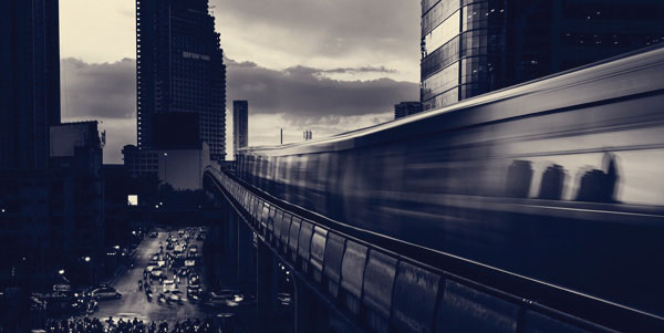 Προτάσεις για διακόσμησηΟ πίνακας σε καμβά ACMC-128 είναι μια εντυπωσιακή φωτογραφία που εστιάζει στην αρχιτεκτονική ενός σύγχρονου αστικού τοπίου. Με τις καθαρές γραμμές και τις προσεγμένες λεπτομέρειες, μπορεί να ενσωματωθεί με άνεση σε έναν μοντέρνο ή μινιμαλιστικό διακοσμητικό χώρο, προσθέτοντας ένα άγγιγμα αστικής κομψότητας. Τα ασπρόμαυρα χρώματα της φωτογραφίας επιτρέπουν τον συνδυασμό της με σχεδόν κάθε παλέτα χρωμάτων σε έναν χώρο, ενώ μπορεί να αποτελέσει εντυπωσιακό κεντρικό κομμάτι σε έναν χώρο εργασίας ή σαλόνι με βιομηχανικό ύφος.Λίγα λόγια για τον πίνακαΟ πίνακας σε καμβά ACMC-128 αξιοποιεί την τέχνη της φωτογραφίας για να αποτυπώσει την υποβλητική φύση της σύγχρονης αρχιτεκτονικής. Η φωτογραφία αυτή αναδεικνύει τα γεωμετρικά σχήματα και τις δυναμικές γραμμές των κτηρίων, δημιουργώντας μία σύνθεση που υπογραμμίζει τη δύναμη και το μεγαλείο της πόλης. Η ασπρόμαυρη απόδοσή της ενισχύει την αίσθηση της διαχρονικότητας, ενώ παράλληλα τονίζει τις λεπτομέρειες του αντικειμενικού κόσμου. Το παιχνίδι των φωτισμών και των σκιών προσδίδει βάθος και διάσταση στο έργο, κάνοντας την εικόνα να έρχεται στη ζωή.Η φωτογραφία αυτή μεταφέρει μια βαθιά αίσθηση ηρεμίας και διαχρονικότητας, καθώς η σύγχρονη αρχιτεκτονική αποτυπώνεται με καθαρότητα και ακρίβεια. Οι γραμμές της αρχιτεκτονικής δημιουργούν πρότυπα που προκαλούν ενδοσκόπηση και αφήνουν στον θεατή χώρους για προσωπικές σκέψεις. Η έμφαση στην απλότητα της μορφής και της δομής αποπνέει μια εσωτερική ησυχία, καθιστώντας τον πίνακα ιδανική επιλογή για όσους αναζητούν έναν σημείο ανάπαυλας στη βουή της καθημερινότητας.Ψηφιακή εκτύπωση σε καμβά. Ο καμβάς είναι υψηλής ποιότητας, ειδικός για ψηφιακή εκτύπωση που αναδεικνύει τα χρώματα. Είναι ιδανικός για διακόσμηση εσωτερικών χώρων. Παραλαμβάνετε τον πίνακα με την ψηφιακή εκτύπωση καμβά, τελαρωμένο σε τελάρο από ανθεκτικό ξύλο 2εκ, στη διάσταση που θέλετε.