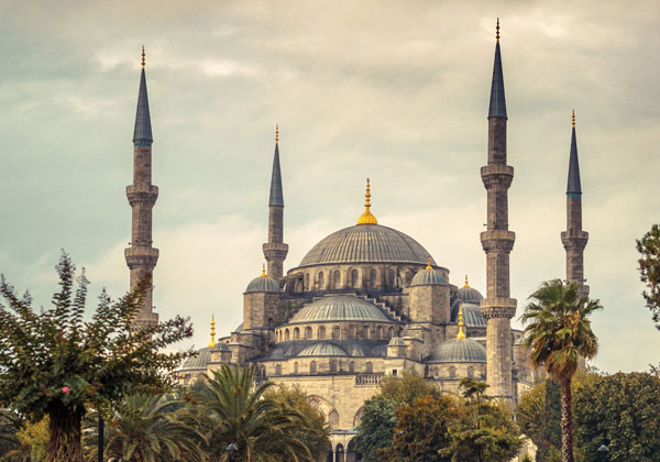 Προτάσεις για διακόσμησηΟ πίνακας σε καμβά ACMC-136 ανήκει στην κατηγορία Πόλεις και Αρχιτεκτονική και αποτελεί ένα εξαιρετικό στοιχείο για τη διακόσμηση κάθε σύγχρονου ή κλασικού χώρου. Οι αποχρώσεις του και η δυναμική που αποπνέει, μπορούν να τον ενσωματώσουν άψογα σε ένα μοντέρνο καθιστικό, συμβάλλοντας στη δημιουργία μιας αύρας αστικής κομψότητας. Σε ένα μινιμαλιστικό περιβάλλον, προσθέτει ενδιαφέρον και βάθος, ενώ σε έναν κλασικό χώρο ενισχύει την αίσθηση διαχρονικής φινέτσας. Η επιλογή ενός τέτοιου πίνακα, με το ύφος του και τις μοναδικές του απεικονίσεις, εγγυάται ότι θα συγκεντρώσει τα βλέμματα και θα ενδυναμώσει την αισθητική του χώρου σας.Λίγα λόγια για τον πίνακαΟ πίνακας ACMC-136 είναι αποτέλεσμα ψηφιακής εκτύπωσης σε καμβά, προερχόμενος από έναν εκλεπτυσμένο συνδυασμό τεχνικών και υλικών που απογειώνει την ποιότητά του. Το θέμα του εξετάζει τη συναρπαστική επίδραση της αρχιτεκτονικής στο σύγχρονο αστικό τοπίο, προσφέροντας μια νέα οπτική στη θεματολογία της πόλης. Με την έμφαση σε ανάγλυφες υφές και προσεκτικά επιλεγμένα χρώματα, αποτυπώνονται με μαεστρία οι λεπτομέρειες της αστικής αρχιτεκτονικής, προσκαλώντας το θεατή να εμβαθύνει στον κόσμο που απεικονίζεται.Ο πίνακας προσδίδει μια αίσθηση ηρεμίας μέσα από την ισορροπημένη απεικόνιση των αστικών τοπίων. Ο θεατής αισθάνεται μια εσωτερική σύνδεση με την αρχιτεκτονική πόλης, η οποία εκφράζεται με τρόπους που μεταφέρουν την πολυπλοκότητα και την ομορφιά του αστικού περιβάλλοντος. Η δύναμη της τέχνης σε αυτόν τον ψηφιακά εκτυπωμένο καμβά έγκειται στην ικανότητά του να μεταφέρει την αίσθηση της εξερεύνησης και του στοχασμού.Ψηφιακή εκτύπωση σε καμβά. Ο καμβάς είναι υψηλής ποιότητας, ειδικός για ψηφιακή εκτύπωση που αναδεικνύει τα χρώματα. Είναι ιδανικός για διακόσμηση εσωτερικών χώρων. Παραλαμβάνετε τον πίνακα με την ψηφιακή εκτύπωση καμβά, τελαρωμένο σε τελάρο από ανθεκτικό ξύλο 2εκ, στη διάσταση που θέλετε.