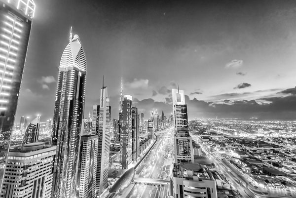 Προτάσεις για διακόσμησηΑυτός ο εκπληκτικός πίνακας σε καμβά μπορεί να ενσωματωθεί άψογα σε ένα μοντέρνο ή βιομηχανικό στυλ διακόσμησης, χάρη στη θεματολογία του που επικεντρώνεται σε πόλεις και αρχιτεκτονική. Οι γήινες αποχρώσεις και οι λεπτομέρειες της αρχιτεκτονικής αναδεικνύουν έναν χώρο, προσδίδοντας ένα αίσθημα κομψότητας και φινέτσας. Σε έναν μινιμαλιστικό χώρο, μπορεί να λειτουργεί ως το κεντρικό κομμάτι που προσελκύει την προσοχή, ενώ σε πιο κλασικούς χώρους, προσφέρει μια μοντέρνα πινελιά που μεταμορφώνει την ατμόσφαιρα.Λίγα λόγια για τον πίνακαΟ πίνακας παρουσιάζει μια μοναδικά δραματική απεικόνιση πόλεων, με έμφαση στη δομή και τη συμμετρία. Η χρήση φωτεινών και σκοτεινών τόνων δημιουργεί μια εντυπωσιακή αντίθεση που συμβολίζει τον αγώνα μεταξύ της αστικής ανάπτυξης και της φυσικής ομορφιάς. Η υφή και οι πινελιές του έργου προσφέρουν μια ανεπανάληπτη αίσθηση τρισδιάστατης αντίληψης, καλώντας τον θεατή να επανεξετάσει τη δική του σχέση με το αστικό τοπίο.Αυτός ο πίνακας σε καμβά δημιουργεί μια αίσθηση δυναμικής ισορροπίας και ταυτόχρονα φέρνει στον νου τις πολύπλοκες σχέσεις μεταξύ ανθρώπου και περιβάλλοντος. Η θεματολογία του με τις αστικές εικόνες μπορεί να προκαλέσει αναμνήσεις και συναισθήματα περιπέτειας στον θεατή, διεγείροντας τη φαντασία και υποκινώντας τον να αναζητήσει νέους ορίζοντες στην καθημερινότητά του. Η λεπτομέρεια και η ποικιλία στις αποχρώσεις εκπέμπουν ζεστασιά, κάνοντας τον πίνακα μια ιδανική επιλογή για κάθε είδους διακόσμηση.Ψηφιακή εκτύπωση σε καμβά. Ο καμβάς είναι υψηλής ποιότητας, ειδικός για ψηφιακή εκτύπωση που αναδεικνύει τα χρώματα. Είναι ιδανικός για διακόσμηση εσωτερικών χώρων. Παραλαμβάνετε τον πίνακα με την ψηφιακή εκτύπωση καμβά, τελαρωμένο σε τελάρο από ανθεκτικό ξύλο 2εκ, στη διάσταση που θέλετε.