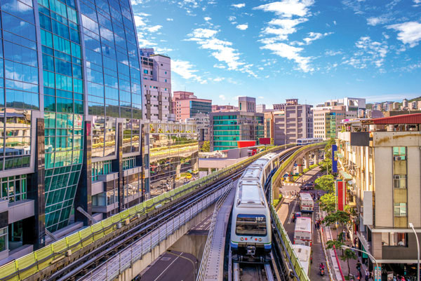 Προτάσεις για διακόσμησηΟ πίνακας σε καμβά ACMC-144 με θέμα Πόλεις και Αρχιτεκτονική προσδίδει μια σύγχρονη και κοσμοπολίτικη πινελιά στον χώρο σας. Το ασπρόμαυρο θέμα του τον καθιστά ιδανικό για μοντέρνα και μινιμαλιστικά στυλ διακόσμησης, ενώ οι λεπτεπίλεπτες γραμμές και η επιβλητικότητα των αστικών τοπίων μπορούν να ενσωματωθούν άριστα σε κλασικούς χώρους, προσθέτοντας μια νότα από διαχρονικότητα. Η αποτύπωση της πόλης συνδυάζεται με industrial και loft στυλ, δημιουργώντας έναν εντυπωσιακό οπτικό φάρο σε οποιοδήποτε δωμάτιο.Λίγα λόγια για τον πίνακαΟ πίνακας ACMC-144 εκφράζει την ουσία της αστικής ζωής μέσα από έναν καλλιτεχνικό φακό. Μέσα από ποικιλία γεωμετρικών γραμμών και στοιχείων, εξερευνά τη σταθερή σύνδεση ανθρώπου και αρχιτεκτονικής. Το ασπρόμαυρο χρώμα δίνει έμφαση στην αντίθεση και στις λεπτομέρειες των αρχιτεκτονικών δομών, επιτρέποντας στον θεατή να εστιάσει στις γραμμικές και δομικές σχέσεις. Οι γωνίες προβολής και οι υφές που αποτυπώνονται προσδίδουν βάθος και αίσθηση κίνησης στην εικόνα.Ο πίνακας δημιουργεί μια αίσθηση νοσταλγίας και αναστοχασμού, καλώντας τον θεατή να αφεθεί στη γοητεία των πόλεων και στην διαχρονικότητα των αρχιτεκτονικών τους επιτευγμάτων. Η επίσκεψη των ματιών από την μια ανάλυση του πλάνου στην επόμενη, συνεισφέρει σε μια συνεχόμενη εξερεύνηση και ανακάλυψη. Προκαλεί το ενδιαφέρον και την περιέργεια, και συνδέει συναισθηματικά τον θεατή με την υπόθεση της σύγχρονης πόλης και της δομικής της πολυπλοκότητας.Ψηφιακή εκτύπωση σε καμβά. Ο καμβάς είναι υψηλής ποιότητας, ειδικός για ψηφιακή εκτύπωση που αναδεικνύει τα χρώματα. Είναι ιδανικός για διακόσμηση εσωτερικών χώρων. Παραλαμβάνετε τον πίνακα με την ψηφιακή εκτύπωση καμβά, τελαρωμένο σε τελάρο από ανθεκτικό ξύλο 2εκ, στη διάσταση που θέλετε.