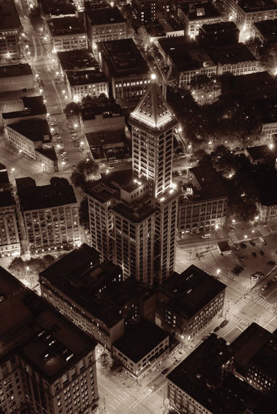 Προτάσεις για διακόσμησηΟ πίνακας σε καμβά ACMC-145 με θέμα Πόλεις και Αρχιτεκτονική μπορεί να ενσωματωθεί αρμονικά σε μια πληθώρα διακοσμητικών στυλ. Σε ένα μοντέρνο περιβάλλον, αναδεικνύει τον χώρο με το δυναμικό του παρουσιαστικό, προσθέτοντας στοιχείο κοσμοπολιτισμού και σύγχρονης αισθητικής. Σε ένα μινιμαλιστικό περιβάλλον, οι γραμμές και οι γεωμετρίες της αρχιτεκτονικής μπορούν να προσδώσουν βάθος και σύνθεση χωρίς να επιβαρύνουν το σύνολο. Σε κλασικό στυλ, μπορεί να προσφέρει μια στιγμή μοντέρνας ανατροπής που προσδίδει ενδιαφέρον και συνοχή στον οικιακό ή επαγγελματικό χώρο.Λίγα λόγια για τον πίνακαΟ πίνακας σε καμβά ACMC-145 ανήκει στην κατηγορία Πόλεις και Αρχιτεκτονική, εξερευνώντας την αστική τοπιογραφία με έντονη έμφαση στην λεπτομέρεια και την συμμετρία. Η επιλογή των χρωμάτων, με προσεγμένης απόχρωσης γκρίζα και μπλε τόνους, αποδίδει την ατμόσφαιρα του αστικού περιβάλλοντος, προσδίδοντας λεπτή κομψότητα και αρμονία. Οι καθαρές γραμμές και η προοπτική των κτηρίων συγκεντρώνουν το βλέμμα του παρατηρητή, δημιουργώντας μια αίσθηση επιβλητικής παρουσίας.Η εικόνα του πίνακα δημιουργεί μια έντονη αίσθηση μεγαλοπρέπειας και σύγχρονης ευφορίας. Με κάθε ματιά, ο παρατηρητής μεταφέρεται σε μια άγνωστη, αλλά ταυτόχρονα οικεία αστική τοποθεσία, προκαλώντας σκέψεις για την πολυπλοκότητα και την ποικιλία των ανθρώπινων κατασκευών. Η σχεδόν φωτογραφική ακρίβεια του πίνακα του επιτρέπει να διατηρεί μια διαχρονική κομψότητα, ενώ η σύνδεσή του με τον θεατή ενισχύεται από μια βαθιά αίσθηση θαυμασμού για την ανθρώπινη εφευρετικότητα και δημιουργικότητα.Ψηφιακή εκτύπωση σε καμβά. Ο καμβάς είναι υψηλής ποιότητας, ειδικός για ψηφιακή εκτύπωση που αναδεικνύει τα χρώματα. Είναι ιδανικός για διακόσμηση εσωτερικών χώρων. Παραλαμβάνετε τον πίνακα με την ψηφιακή εκτύπωση καμβά, τελαρωμένο σε τελάρο από ανθεκτικό ξύλο 2εκ, στη διάσταση που θέλετε.