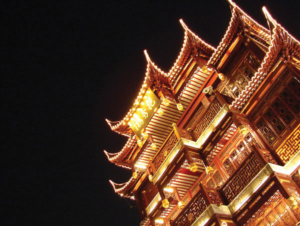 Προτάσεις για διακόσμησηΟ πίνακας σε καμβά ACMC-146 είναι ιδανικός για να προσθέσετε μια σύγχρονη και κοσμοπολίτικη αίσθηση στον χώρο σας. Η εντυπωσιακή απεικόνιση πολεοδομικού τοπίου με μοντέρνες γραμμές και ελαφρά αναγνωρίσιμες λεπτομέρειες αποτελεί μια εξαιρετική επιλογή για ένα μοντέρνο ή μινιμαλιστικό στυλ διακόσμησης. Παράλληλα, ενδείκνυται για επαγγελματικούς χώρους, προσδίδοντας σοβαρότητα και status σε γραφεία ή αίθουσες υποδοχής. Οι ουδέτερες αποχρώσεις επιτρέπουν την ευκολία συνδυασμού με άλλες χρωματικές παλέτες, προσθέτοντας βάθος και ενδιαφέρον σε οποιοδήποτε περιβάλλον.Λίγα λόγια για τον πίνακαΟ ACMC-146 δεν είναι απλώς μια φωτογραφία ενός αστικού τοπίου, αλλά μια καλλιτεχνική αποτύπωση της αλληλεπίδρασης μεταξύ της ανθρώπινης δημιουργίας και του φυσικού φωτός. Η χρήση του φωτός εδώ μπορεί να θεωρηθεί ότι συμβολίζει την ελπίδα και την προοπτική που προσφέρει η σύγχρονη αρχιτεκτονική. Οι γεωμετρικές μορφές και οι γραμμές στο έργο αναδεικνύουν τη δομή, ενώ οι απαλοί τόνοι συνεισφέρουν σε μια αίσθηση ηρεμίας και ισορροπίας. Το έργο, παρότι έχει φωτογραφικό υπόβαθρο, εμπλουτίζεται με καλλιτεχνική συνθετικότητα που παρασύρει τον θεατή σε μια νοητική περιπλάνηση.Ο πίνακας δημιουργεί μια αίσθηση ηρεμίας και στοχασμού, παρά την δυναμική θεματολογία του, προκαλώντας τον θεατή να στοχαστεί πάνω στην πόλη ως ζωντανό και αναπτυσσόμενο οργανισμό. Η λεπτομερής απεικόνιση της αρχιτεκτονικής δεσπόζει με ένα νέο φως, πρόκληση και πρόσκληση για μια πιο βαθιά εμπειρία του αστικού βίου. Έτσι, όχι μόνο οραματίζεστε το μέλλον, αλλά και θυμάστε την παραδοσιακή σοφία που κρύβεται πίσω από τα τείχη των πόλεων.Ψηφιακή εκτύπωση σε καμβά. Ο καμβάς είναι υψηλής ποιότητας, ειδικός για ψηφιακή εκτύπωση που αναδεικνύει τα χρώματα. Είναι ιδανικός για διακόσμηση εσωτερικών χώρων. Παραλαμβάνετε τον πίνακα με την ψηφιακή εκτύπωση καμβά, τελαρωμένο σε τελάρο από ανθεκτικό ξύλο 2εκ, στη διάσταση που θέλετε.