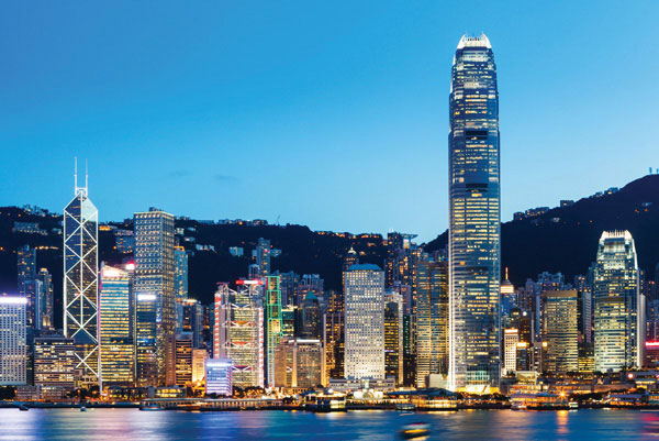 Προτάσεις για διακόσμησηΟ πίνακας σε καμβά ACMC-148 με θέμα Πόλεις και Αρχιτεκτονική ενσωματώνεται άψογα σε διάφορους χώρους, προσφέροντας μοντέρνα και εκλεπτυσμένη διακόσμηση. Η αισθητική του με λιτές γραμμές και γεωμετρικά μοτίβα τον καθιστά ιδανικό για μινιμαλιστικούς χώρους, δημιουργώντας μια συγκροτημένη και ταυτόχρονα διαχρονικά κομψή ατμόσφαιρα. Οι χρωματικές του αντιθέσεις μπορούν να προσδώσουν δυναμισμό σε έναν σύγχρονο χώρο, ενώ τα κλασικά του στοιχεία να λειτουργήσουν σε αρμονία με παραδοσιακά περιβάλλοντα, φέρνοντας μια νότα πολυτέλειας και πρωτοτυπίας.Λίγα λόγια για τον πίνακαΑυτός ο φωτογραφικός πίνακας σε καμβά παρουσιάζει ένα εντυπωσιακό αρχιτεκτονικό τοπίο, εξετάζοντας τη σχέση της πόλης με τον φωτισμό και τις σκιές. Το παιχνίδι φωτός και σκιάς συμβολίζει την ελπίδα και την πρόοδο, δίνοντας έμφαση στην εξέλιξη της αστικής ζωής. Τα γήινα και ψυχρά χρώματα δημιουργούν έντονες αντιθέσεις, ενώ παράλληλα πλέκουν ένα ισορροπημένο σύνολο. Η εκτύπωση υψηλής ευκρίνειας αποδίδει τέλεια τις λεπτομέρειες της αρχιτεκτονικής και των δομικών στοιχείων, προκαλώντας τον θεατή να αποκωδικοποιήσει τις μορφές και τις γραμμές.Ο πίνακας σε καμβά ACMC-148 δημιουργεί μια ενδοσκοπική και στοχαστική ατμόσφαιρα, που προσκαλεί τον θεατή σε μια εξερεύνηση του αστικού τοπίου. Μεταφέρει μια βαθιά αίσθηση μοντέρνας νοσταλγίας, ανακαλώντας αναμνήσεις και συναισθήματα περιπλάνησης μέσα στην πόλη. Η φωτογραφική ακρίβεια σε συνδυασμό με τη μοναδική αισθητική της αρχιτεκτονικής αποτυπώνει μια κοινωνική ιστορία, προκαλώντας συναισθήματα δέους και θαυμασμού.Ψηφιακή εκτύπωση σε καμβά. Ο καμβάς είναι υψηλής ποιότητας, ειδικός για ψηφιακή εκτύπωση που αναδεικνύει τα χρώματα. Είναι ιδανικός για διακόσμηση εσωτερικών χώρων. Παραλαμβάνετε τον πίνακα με την ψηφιακή εκτύπωση καμβά, τελαρωμένο σε τελάρο από ανθεκτικό ξύλο 2εκ, στη διάσταση που θέλετε.