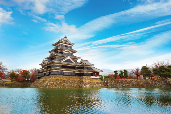 Προτάσεις για διακόσμησηΟ πίνακας σε καμβά ACMC-153 προσφέρει μια εξαιρετική ευκαιρία για να ενσωματωθεί σε ποικίλα στυλ διακόσμησης. Με τις λεπτομέρειες μιας σύγχρονης πόλης, ο πίνακας αναδεικνύει το αστικό περιβάλλον μέσα από τις ζωντανές του αποχρώσεις. Σε έναν μοντέρνο χώρο, μπορεί να προσδώσει μια ένταση και ζωντάνια, ενώ ταυτόχρονα συμπληρώνει την αρχιτεκτονική διάσταση ενός μινιμαλιστικού χώρου. Σε πιο κλασικούς χώρους, προσθέτει μια πινελιά μοντερνισμού και φρεσκάδας, αναδεικνύοντας την ισορροπία ανάμεσα στο παραδοσιακό και το σύγχρονο.Λίγα λόγια για τον πίνακαΟ πίνακας ACMC-153 αποτελεί φωτογραφία που απεικονίζει αστικά τοπία, αναδεικνύοντας την αρχιτεκτονική ομορφιά της πόλης. Μέσα από τη σύνθεση του, σκιαγραφείται η δυναμική σχέση του ανθρώπου με το αστικό τοπίο. Η χρήση του χρώματος είναι ευρηματική, καθώς εναλλάσσονται ψυχρές και θερμές αποχρώσεις, δίνοντας μια αίσθηση συνέχειας και κίνησης. Οι πινελιές είναι λεπτομερείς και καλά οριοθετημένες, παρέχοντας μια οπτική καθαρότητα και αισθητική αρμονία σε όλη τη σύνθεση.Η αίσθηση που αποπνέει ο πίνακας είναι αυτή της συνεχούς κίνησης και ζωντάνιας της πόλης. Η φωτογραφική αποτύπωση δημιουργεί μια αίσθηση περιπλάνησης ανάμεσα σε ουρανοξύστες και γραμμές που συνυφαίνουν το δίκτυο του αστικού περιβάλλοντος. Η εικόνα αυτή καλεί τον θεατή να ανακαλύψει την πόλη μέσα από έναν νέο φακό, μεταφέροντας μια βαθιά αίσθηση εξερεύνησης και περιπέτειας.Ψηφιακή εκτύπωση σε καμβά. Ο καμβάς είναι υψηλής ποιότητας, ειδικός για ψηφιακή εκτύπωση που αναδεικνύει τα χρώματα. Είναι ιδανικός για διακόσμηση εσωτερικών χώρων. Παραλαμβάνετε τον πίνακα με την ψηφιακή εκτύπωση καμβά, τελαρωμένο σε τελάρο από ανθεκτικό ξύλο 2εκ, στη διάσταση που θέλετε.