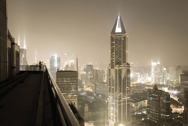 Προτάσεις για διακόσμησηΗ συγκεκριμένη φωτογραφία σε καμβά, με κωδικό ACMC-155, ενσωματώνει μοναδικά έννοιες της σύγχρονης αστικής ζωής και αρχιτεκτονικής. Η λεπτομερής αποτύπωση του αστικού τοπίου επιτρέπει την ενσωμάτωση της φωτογραφίας σε διάφορα στυλ διακόσμησης. Σε έναν μοντέρνο χώρο, μπορεί κάλλιστα να αποτελέσει το κεντρικό κομμάτι που τονίζει την αστική κομψότητα. Για ένα πιο μινιμαλιστικό στυλ, η φωτογραφία αυτή μπορεί να προσφέρει την απαραίτητη οπτική ισορροπία και να δώσει βάθος στο χώρο, χωρίς να τον υπερφορτώσει. Στο κλασικό στυλ, μπορεί να λειτουργήσει ως σύγχρονη αντίθεση, προσδίδοντας έναν αέρα φρεσκάδας και καινοτομίας.Λίγα λόγια για τον πίνακαΗ φωτογραφία ανήκει στη κατηγορία Πόλεις και Αρχιτεκτονική και απεικονίζει το μεγαλείο της αστικής αρχιτεκτονικής. Με τη χρήση έντονων και καθαρών γραμμών, το θέμα επικεντρώνεται στην εξέταση της σχέσης ανάμεσα στον άνθρωπο και το αστικό περιβάλλον. Τα χρώματα είναι επιδέξια επιλεγμένα, διατηρώντας την ισορροπία μεταξύ του φωτός και της σκιάς, τονίζοντας έτσι τις φόρμες και τις δομές. Οι υφές είναι τόσο λεπτές που αποδίδουν μια αίσθηση βάθους και ρεαλισμού.Ο πίνακας σε καμβά ACMC-155 μεταφέρει μια βαθιά αίσθηση του αέναου χρόνου και της συνέχισης της ζωής σε μεγάλα αστικά κέντρα. Προκαλεί στον θεατή να αναλογιστεί την έννοια της αστικής ανάπτυξης και πώς η αρχιτεκτονική μπορεί να διαμορφώσει τον ανθρώπινο πολιτισμό και την καθημερινή ζωή. Αυτή η προσεκτικά επιλεγμένη τέχνη εκφράζει έναν καθαρό διάλογο ανάμεσα σε παρελθόν και παρόν, μεταφέροντας συναισθήματα τόσο δέους όσο και γαλήνης.Ψηφιακή εκτύπωση σε καμβά. Ο καμβάς είναι υψηλής ποιότητας, ειδικός για ψηφιακή εκτύπωση που αναδεικνύει τα χρώματα. Είναι ιδανικός για διακόσμηση εσωτερικών χώρων. Παραλαμβάνετε τον πίνακα με την ψηφιακή εκτύπωση καμβά, τελαρωμένο σε τελάρο από ανθεκτικό ξύλο 2εκ, στη διάσταση που θέλετε.