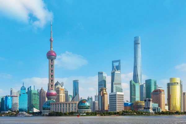 Προτάσεις για διακόσμησηΟ πίνακας σε καμβά ACMC-156 αποτελεί μια κομψή προσθήκη για κάθε χώρο, ενσωματώνοντας κοσμοπολίτικη αύρα και μοντέρνα αισθητική. Οι αστικές τοπιογραφίες σε αρχιτεκτονικά μοτίβα προσφέρονται για μοντέρνους εσωτερικούς χώρους, προσδίδοντας ένταση και βάθος. Σε ένα μινιμαλιστικό περιβάλλον, ο πίνακας προσθέτει μια διάσταση αστικής πολυπλοκότητας, ενώ σε έναν κλασικό χώρο, ενισχύει τη διάθεση με έναν σύγχρονο αντιπαραγωγικό τόνο.Λίγα λόγια για τον πίνακαΗ συγκεκριμένη ζωγραφική τέχνη σε καμβά υπογραμμίζει τις λεπτομέρειες της αρχιτεκτονικής μέσα από μια καθαρή και οργανική αποτύπωση, που παραπέμπει σε φωτογραφίσεις αστικών τοπίων. Οι αποχρώσεις κυμαίνονται από ψυχρούς τόνους του γκρι έως θερμούς τόνους του κίτρινου, που προσδίδουν στο κάδρο μια μοναδική αίσθηση ισορροπίας. Η ποιότητα των σκιάσεων προσθέτει βάθος και τονίζει τις μυστηριώδεις γωνίες των κτιρίων.Ο πίνακας δημιουργεί μια αίσθηση σύγχρονης ανακάλυψης, μεταφέροντας τον θεατή σε μια σιωπηλή διαδρομή μέσα από την πόλη. Η αρχιτεκτονική εξετάζει τόσο την πολυπλοκότητα όσο και τον μινιμαλισμό των γραμμών που τονίζουν τον ορίζοντα της πόλης. Το συναίσθημα της περιήγησης και ο θαυμασμός για την ανθρώπινη δημιουργικότητα είναι έκδηλο, προσκαλώντας τον θεατή να εμβαθύνει στη σχεδόν ακουστική σιωπή της αστικής ζωής.Ψηφιακή εκτύπωση σε καμβά. Ο καμβάς είναι υψηλής ποιότητας, ειδικός για ψηφιακή εκτύπωση που αναδεικνύει τα χρώματα. Είναι ιδανικός για διακόσμηση εσωτερικών χώρων. Παραλαμβάνετε τον πίνακα με την ψηφιακή εκτύπωση καμβά, τελαρωμένο σε τελάρο από ανθεκτικό ξύλο 2εκ, στη διάσταση που θέλετε.