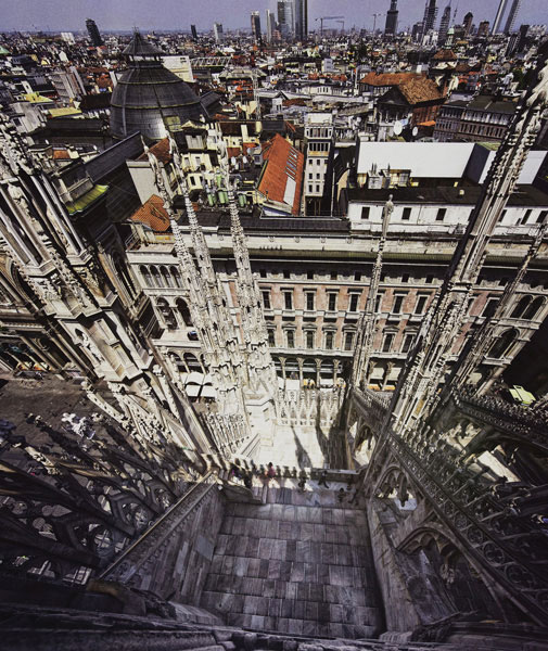 Προτάσεις για διακόσμησηΟ πίνακας σε καμβά ACMC-166, αναδεικνύει το μεγαλείο των πόλεων και της αρχιτεκτονικής με μια εντυπωσιακή φωτογραφία από ένα αστικό τοπίο. Η σύγχρονη αισθητική του τον καθιστά ιδανική επιλογή για μοντέρνους και μινιμαλιστικούς εσωτερικούς χώρους. Θα μπορούσε να τοποθετηθεί σε ένα σύγχρονο γραφείο ή σαλόνι, αναδεικνύοντας τη λιτή κομψότητα του χώρου. Επιπλέον, με τις προσεγμένες λεπτομέρειες και την αντιπαράθεση σκιάς και φωτός, μπορεί να δώσει μια αίσθηση δυναμισμού σε χώρους με βιομηχανικό στυλ, δημιουργώντας μια μοναδική ατμόσφαιρα αστικής ίντριγκας.Λίγα λόγια για τον πίνακαΗ τεχνολογία της ψηφιακής εκτύπωσης εξασφαλίζει την πιστότητα και την ένταση των χρωμάτων, παραδίδοντας έναν πίνακα που αποκαλύπτει την αρχιτεκτονική ομορφιά με φωτογραφική ακρίβεια. Η προσεκτική επιλογή των αποχρώσεων υπογραμμίζει την ευαισθησία στη λεπτομέρεια, με την έντονη αντίθεση να αναδεικνύει την αίσθηση της παρουσίασης και της προοπτικής αυτής της πόλης. Η καρποφορία της εικόνας συνδυάζεται αρμονικά με την υφή του καμβά, δίνοντας ζωή και διάσταση στο φωτογραφικό θέμα. Ο πίνακας δημιουργεί μια αίσθηση περιπέτειας και εξερεύνησης στον θεατή. Μεταφέρει μια βαθιά αίσθηση κοσμοπολίτικου αέρα και πολυπλοκότητας, εμπνέοντας έναν διάλογο μεταξύ σύγχρονου και διαχρονικού. Η φωτογραφία αυτή μπορεί να αφυπνίσει την επιθυμία για ταξίδι και ανακάλυψη, ενώ προκαλεί το θαυμασμό για την ανθρώπινη δημιουργικότητα και εφευρετικότητα. Όταν το βλέμμα αντικρύζει αυτό το έργο, ο θεατής καλείται να ονειρευτεί και να φανταστεί τη ζωή στις μεγάλες πόλεις.Ψηφιακή εκτύπωση σε καμβά. Ο καμβάς είναι υψηλής ποιότητας, ειδικός για ψηφιακή εκτύπωση που αναδεικνύει τα χρώματα. Είναι ιδανικός για διακόσμηση εσωτερικών χώρων. Παραλαμβάνετε τον πίνακα με την ψηφιακή εκτύπωση καμβά, τελαρωμένο σε τελάρο από ανθεκτικό ξύλο 2εκ, στη διάσταση που θέλετε.