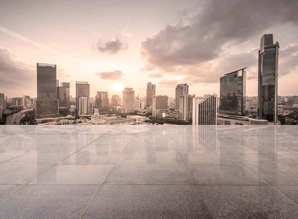 Προτάσεις για διακόσμησηΟ πίνακας σε καμβά ACMC-167 αντανακλά την κομψότητα και την πολυπλοκότητα των πόλεων και της αρχιτεκτονικής, καθιστώντας τον ιδανικό για μοντέρνους και αστικούς χώρους. Με τους ουδέτερους τόνους του και τα γεωμετρικά στοιχεία, μπορεί να ενσωματωθεί εύκολα σε έναν μινιμαλιστικό διάκοσμο, προσθέτοντας βάθος και χαρακτήρα. Σε ένα κλασικό ή βιομηχανικό περιβάλλον, οι αρχιτεκτονικές γραμμές του πίνακα μπορούν να προσδώσουν έναν αέρα δυναμικής εξέλιξης και καινοτομίας.Λίγα λόγια για τον πίνακαΟ πίνακας είναι φωτογραφία υψηλής ανάλυσης που αποτυπώνει την ομορφιά και την ακρίβεια των αστικών τοπίων. Η λεπτομερής αποτύπωση των αρχιτεκτονικών στοιχείων, σε συνδυασμό με το συμπαγές χρώμα του ουρανού, δημιουργούν μια συναρπαστική σύνθεση που αποδίδει τη σταθερότητα και τη διαχρονικότητα των μεγάλων πόλεων. Η χρήση σκιάσεων και φωτισμού ενισχύει την αίσθηση της προοπτικής και της διάστασης, καθιστώντας τον πίνακα ένα εντυπωσιακό επίκεντρο ή στοιχείο φόντο για οποιονδήποτε χώρο.Η φωτογραφία του πίνακα δημιουργεί μια αίσθηση χαλάρωσης και θαυμασμού, σαν να στέκεται ο θεατής στο κέντρο μιας μεγάλης πόλης, παρατηρώντας την αρχιτεκτονική της σε όλο της το μεγαλείο. Οι γραμμές και τα σχήματα προκαλούν σκέψεις για την πολυπλοκότητα της ανθρώπινης δημιουργίας και την εξέλιξη του αστικού περιβάλλοντος. Ο θεατής μπορεί να αισθανθεί όχι μόνο τη σταθερότητα αλλά και την κίνηση, προσφέροντας μια διττή εμπειρία ηρεμίας και αναζωογόνησης, όπως αν περπατάει στους δρόμους μιας πολυσύχναστης μητρόπολης.Ψηφιακή εκτύπωση σε καμβά. Ο καμβάς είναι υψηλής ποιότητας, ειδικός για ψηφιακή εκτύπωση που αναδεικνύει τα χρώματα. Είναι ιδανικός για διακόσμηση εσωτερικών χώρων. Παραλαμβάνετε τον πίνακα με την ψηφιακή εκτύπωση καμβά, τελαρωμένο σε τελάρο από ανθεκτικό ξύλο 2εκ, στη διάσταση που θέλετε.