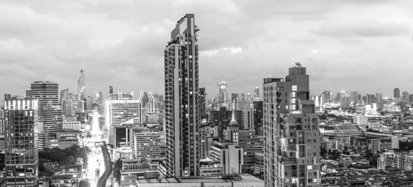 Προτάσεις για διακόσμησηΟ πίνακας σε καμβά ACMC-169 αποπνέει ένα μοντέρνο αρχιτεκτονικό πνεύμα, καθιστώντας τον ιδανικό για διάφορα είδη διακόσμησης. Σε έναν μινιμαλιστικό χώρο, οι καθαρές γραμμές και οι γεωμετρίες του πίνακα έρχονται να προσδώσουν ένα σημείο αντίθεσης και ενδιαφέροντος. Σε ένα κλασικό περιβάλλον, ο πίνακας ενισχύει την αίσθηση ισορροπίας και τάξης, ενώ σε έναν πιο σύγχρονο χώρο μπορεί να λειτουργήσει ως βασικό κομμάτι που συνδέει διαφορετικά στυλ και υλικά. Ο συνδυασμός των αστικών σκηνών με τις κομψές αποχρώσεις του γκρίζου και του μπλε φέρνει μια αίσθηση δροσιάς και κομψότητας, κάνοντάς τον ιδανικό για ευρύχωρα σαλόνια ή επαγγελματικά γραφεία.Λίγα λόγια για τον πίνακαΟ πίνακας ACMC-169 ανήκει στην κατηγορία Πόλεις και Αρχιτεκτονική, προσδίδοντας μία σύγχρονη αισθητική με την απεικόνιση αστικών τοπίων. Η χρήση τόνων του γκρι και του μπλε σε συνδυασμό με τα έντονα γραμμικά στοιχεία δημιουργεί έναν αντίκτυπο που φέρνει σε πρώτο πλάνο τη δύναμη και το μεγαλείο της πόλης. Οι καθαρές γραμμές και οι γεωμετρικές επιφάνειες συνθέτουν έναν ρυθμό και αρμονία, προκαλώντας το θεατή σε έναν διανοητικό διάλογο με το έργο. Τα χρώματα χρησιμοποιούνται για να ενισχύσουν την αίσθηση της ατμόσφαιρας, υποδηλώνοντας ένταση αλλά και γαλήνη ταυτόχρονα.Ο πίνακας δημιουργεί μια αίσθηση αστικού μυστηρίου και εσωτερικής γαλήνης. Είναι καθαρά αφιερωμένος στην απεικόνιση της σύγχρονης αρχιτεκτονικής, εμπνέοντας αίσθηση δέους και θαυμασμού για την δομή και την κατασκευή. Το έργο προκαλεί στον θεατή μια βαθιά σκέψη για την διαρκή ανάπτυξη και αλλαγή των πόλεων, προσκαλώντας τον να συμμετάσχει σε μια προσωπική αναζήτηση της γνωστής αλλά και ανεξερεύνητης αστικής ζωής. Η μεγαλοπρέπεια της αρχιτεκτονικής αποπνέει ηρεμία, αλλά και τονίζει την συνεχόμενη εξέλιξη της ανθρωπότητας.Ψηφιακή εκτύπωση σε καμβά. Ο καμβάς είναι υψηλής ποιότητας, ειδικός για ψηφιακή εκτύπωση που αναδεικνύει τα χρώματα. Είναι ιδανικός για διακόσμηση εσωτερικών χώρων. Παραλαμβάνετε τον πίνακα με την ψηφιακή εκτύπωση καμβά, τελαρωμένο σε τελάρο από ανθεκτικό ξύλο 2εκ, στη διάσταση που θέλετε.