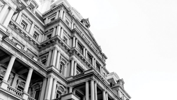 Προτάσεις για διακόσμησηΑυτός ο εντυπωσιακός πίνακας σε καμβά με τίτλο ACMC-173 ανήκει στην κατηγορία Πόλεις και Αρχιτεκτονική, και μπορεί να αποτελέσει μια μοντέρνα προσθήκη σχεδόν σε κάθε διακόσμηση. Για μοντέρνα διαμερίσματα, η ενσωμάτωσή του θα προσδώσει έναν αέρα σύγχρονου αστικού στυλ, ενώ μπορεί να χρησιμοποιηθεί δημιουργικά σε έναν μινιμαλιστικό χώρο για να λειτουργήσει ως κεντρικό στοιχείο στον τοίχο. Σε κλασικά διακοσμημένα δωμάτια, αυτός ο πίνακας μπορεί να προσφέρει μια ευχάριστη αντίθεση, συνδυάζοντας την παραδοσιακή αισθητική με σύγχρονες πινελιές. Η απεικόνιση πόλεων και αρχιτεκτονικών στοιχείων προσφέρει μια αιώνια γοητεία που μπορεί να ζωντανέψει το στυλ ενός λόμπι, γραφείων ή ακόμα και μιας κομψής τραπεζαρίας.Λίγα λόγια για τον πίνακαΟ πίνακας σε καμβά ACMC-173 αποτελεί έργο που αιχμαλωτίζει την ατμόσφαιρα μιας σύγχρονης πόλης, μέσα από αρχιτεκτονικές φόρμες και αστικές λεωφόρους. Η τεχνική απεικόνιση εικόνων πόλεων υπογραμμίζει τη μεγάλη διαφοροποίηση της ζωής εντός αυτών. Τα πολύχρωμα φώτα και οι αντανακλάσεις σε νυχτερινό περιβάλλον προσφέρουν μια πλούσια παλέτα χρωμάτων, δημιουργώντας αστραφτερά εφέ φωτός πάνω στον καμβά. Χρησιμοποιώντας ζωηρές αποχρώσεις και δυνατές αντιθέσεις, αυτός ο πίνακας προσφέρει μια εναρμόνιση μεταξύ δύναμης και ηρεμίας, που εκφράζεται με ακρίβεια στις ποικίλες υφές και πινελιές του.Η ζωγραφική αυτή συνδυάζει τη δομή με τη φαντασία, παρέχοντας μια πραγματική απεικόνιση της πόλης ως ζωντανό οργανισμό, πάντα μεταβαλλόμενο και ποτέ στατικό. Ο πίνακας προσκαλεί τον θεατή να εισβάλει στην καρδιά του αστικού τοπίου, ανακαλύπτοντας λεπτομέρειες μέσα από τη ζωηρή χρήση των χρωμάτων. Προκαλεί έντονα συναισθήματα, από θαυμασμό για την ανθρώπινη δημιουργία μέχρι και στοχασμό σχετικά με τον ρυθμό της ζωής στη σύγχρονη κοινωνία. Είναι μια υπέροχη σύνθεση που μεταφέρει τον θεατή σε έναν χώρο γεμάτο ενέργεια και δυναμική.Ψηφιακή εκτύπωση σε καμβά. Ο καμβάς είναι υψηλής ποιότητας, ειδικός για ψηφιακή εκτύπωση που αναδεικνύει τα χρώματα. Είναι ιδανικός για διακόσμηση εσωτερικών χώρων. Παραλαμβάνετε τον πίνακα με την ψηφιακή εκτύπωση καμβά, τελαρωμένο σε τελάρο από ανθεκτικό ξύλο 2εκ, στη διάσταση που θέλετε.