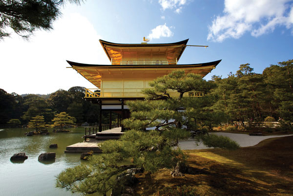 Προτάσεις για διακόσμησηΟ πίνακας σε καμβά ACMC-175 αποτελεί μια εξαίσια επιλογή για εκλεπτυσμένα και μοντέρνα περιβάλλοντα. Με τον εντυπωσιακό του σχεδιασμό και τις αρχιτεκτονικές λεπτομέρειες, μπορεί να ενσωματωθεί ιδανικά σε ένα μινιμαλιστικό χώρο, προσφέροντας ένα κομβικό σημείο ενδιαφέροντος που φέρνει ένταση και βάθος. Στα κλασικά περιβάλλοντα, λειτουργεί ως γέφυρα ανάμεσα στο παρελθόν και το παρόν, ενώ για μοντέρνους χώρους προσφέρει μια καλλιτεχνική πινελιά που αναδεικνύει την πολυπλοκότητα και την ομορφιά της αστικής ζωής.Λίγα λόγια για τον πίνακαΟ πίνακας ανήκει στην κατηγορία Πόλεις και Αρχιτεκτονική και αποδίδει με ακρίβεια και ευφάνταστη προσέγγιση την αστική τοπογραφία. Η χρήση των αποχρώσεων είναι επιβλητική, συνδυάζοντας σκοτεινές και φωτεινές περιοχές που συμβάλλουν στη δημιουργία ενός τρισδιάστατου αποτελέσματος και προβάλλουν την θεματική της σύγχρονης ζωής και το ρυθμό της πόλης. Οι ευθείες γραμμές και οι σκιαγραφημένες δομές εκφράζουν τη συνέπεια και την σταθερότητα, ενώ οι εντυπωσιακές αντιθέσεις χρωμάτων προσφέρουν ζωντάνια και κίνηση, συμβολίζοντας την πολυδιάστατη φύση του αστικού τοπίου.Ο πίνακας δημιουργεί μια αίσθηση πολυπλοκότητας και δυναμισμού, προσκαλώντας το θεατή να ανακαλύψει την ιστορία πίσω από τις εικόνες της πόλης. Η αντίθεση των έντονων και απαλών χρωμάτων γεννά συναισθήματα περιέργειας και θαυμασμού για την αρχιτεκτονική του χώρου. Μεταφέρει μια βαθιά αίσθηση θαυμασμού για το μεγαλείο και τη μεθοδικότητα του αστικού σχεδιασμού, προτρέποντας τον θεατή να εξερευνήσει τις λεπτομέρειες και να εκτιμήσει την ομορφιά που συχνά περνά απαρατήρητη.Ψηφιακή εκτύπωση σε καμβά. Ο καμβάς είναι υψηλής ποιότητας, ειδικός για ψηφιακή εκτύπωση που αναδεικνύει τα χρώματα. Είναι ιδανικός για διακόσμηση εσωτερικών χώρων. Παραλαμβάνετε τον πίνακα με την ψηφιακή εκτύπωση καμβά, τελαρωμένο σε τελάρο από ανθεκτικό ξύλο 2εκ, στη διάσταση που θέλετε.