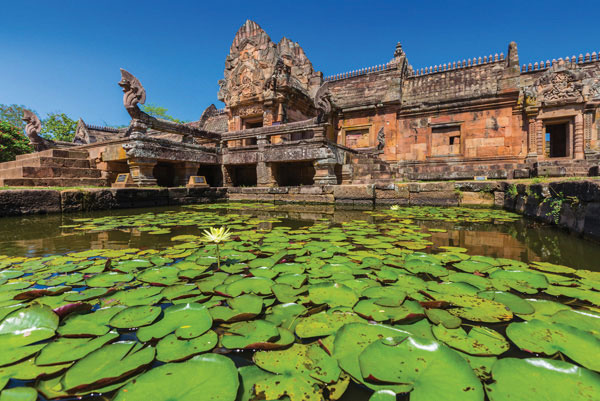 Προτάσεις για διακόσμησηΟ πίνακας σε καμβά ACMC-177 ενσωματώνει μια φωτογραφική αναπαράσταση από πόλεις και αρχιτεκτονική, διαχέοντας μια αίσθηση σύγχρονης κομψότητας. Με τις ουδέτερες αποχρώσεις του, ταιριάζει ιδανικά σε έναν μοντέρνο χώρο, προσθέτοντας ένα στοιχείο αστικής αισθητικής. Σε έναν κλασικό χώρο, μπορεί να λειτουργήσει ως μοντέρνο αντεστραμμένο στοιχείο, δημιουργώντας μια ενδιαφέρουσα αντίθεση με πιο παραδοσιακά μοτίβα. Σε ένα μινιμαλιστικό περιβάλλον, οι καθαρές γραμμές και οι γεωμετρικές αρχιτεκτονικές μορφές του πίνακα συμβάλλουν στην ενίσχυση της ηρεμίας και της ισορροπίας του χώρου.Λίγα λόγια για τον πίνακαΟ πίνακας ACMC-177 εξερευνά το θέμα της αστικής ανάπλασης μέσα από την αρχιτεκτονική κληρονομιά των πόλεων. Η χρήση του φωτός από την ανατολή ή τη δύση του ηλίου συμβολίζει τη διαρκή ελπίδα και την αναγέννηση ενός αστικού τοπίου. Ο συνδυασμός των χρωμάτων και φωτισμών στην εικόνα συμβάλλει στη δημιουργία μιας δυναμικής και ζωντανής αίσθησης, ενώ οι λεπτομέρειες από τα κτίρια προσδίδουν υφή και βάθος στο έργο. Το φωτογραφικό στυλ του πίνακα επιτρέπει μια απτή λεπτομέρεια, αποπνέοντας την τέχνη του αστικού σχεδιασμού.Ο πίνακας δημιουργεί μια αίσθηση νοσταλγίας, προσκαλώντας τον θεατή να περιηγηθεί σε πολυσύχναστους δρόμους και ιστορικά κτίρια. Με την φωτογραφική του ακρίβεια, προσφέρει μια μοναδική σύνδεση με το θεατή, προκαλώντας συναισθήματα θαυμασμού και στοχασμού για τον αστικό χώρο. Είναι ένας καμβάς που, παρά την στατικότητα της εικόνας, μεταφέρει ένα αίσθημα κίνησης και ζωής.Ψηφιακή εκτύπωση σε καμβά. Ο καμβάς είναι υψηλής ποιότητας, ειδικός για ψηφιακή εκτύπωση που αναδεικνύει τα χρώματα. Είναι ιδανικός για διακόσμηση εσωτερικών χώρων. Παραλαμβάνετε τον πίνακα με την ψηφιακή εκτύπωση καμβά, τελαρωμένο σε τελάρο από ανθεκτικό ξύλο 2εκ, στη διάσταση που θέλετε.