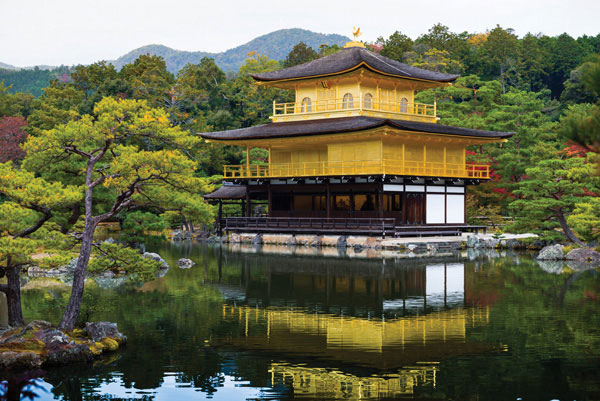 Προτάσεις για διακόσμησηΟ πίνακας σε καμβά με θέμα Πόλεις και Αρχιτεκτονική μπορεί να ενσωματωθεί άριστα σε διάφορα στυλ διακόσμησης εσωτερικών χώρων. Σε ένα μοντέρνο σαλόνι, με απλές γραμμές και ουδέτερους τόνους, αυτή η απεικόνιση του αστικού τοπίου μπορεί να προσδώσει ένα δυναμικό στοιχείο ενδιαφέροντος, σπάζοντας τη μονοτονία και ενισχύοντας την αίσθηση της πόλης. Σε έναν κλασικό χώρο, τοποθετημένος πίσω από έναν καναπέ με πολυτελή υφάσματα, μπορεί να προσθέσει μια νότα κομψότητας και πολυτέλειας, ενώ σε έναν μινιμαλιστικό χώρο, τα αυστηρά γεωμετρικά του στοιχεία συνάδουν άψογα με την καθαρότητα του σχεδιασμού.Λίγα λόγια για τον πίνακαΑυτή η ψηφιακή αποτύπωση αναδεικνύει την αρχιτεκτονική μεγαλοπρέπεια της πόλης με κάθε λεπτομέρεια. Η έντονη προοπτική και οι γωνιώδεις γραμμές χρησιμοποιούνται για να δημιουργήσουν μια εντύπωση βάθους και κίνησης. Τα χρώματα κυμαίνονται από βαθιές αποχρώσεις του γκρίζου και μαύρου μέχρι αναπάντεχες πινελιές φωτός, που όχι μόνο προσδίδουν ζωντάνια, αλλά συμβολίζουν επίσης τη διαρκή ζωντάνια της πόλης. Η δυναμική ισορροπία φωτός και σκιάς επιτυγχάνει μια μαγευτική αρμονία που ανυψώνει το θέμα σε καθαρά καλλιτεχνικό επίπεδο.Ο πίνακας θα μπορούσε να ερμηνευτεί ως μια ωδή στην ανθρώπινη δημιουργικότητα και την εξέλιξη της αστικής ζωής, μεταφέροντας μια βαθιά αίσθηση θαυμασμού για τις πόλεις που οικοδομήσαμε και συνεχίζουμε να εξελίσσουμε. Κοιτώντας αυτή τη σύνθεση, ο θεατής μπορεί να αισθανθεί την πολυπλοκότητα αλλά και την απλότητα της αρχιτεκτονικής, ενώ του παρέχει ένα αίσθημα ηρεμίας μέσα στην πολυπλοκότητα της μοντέρνας ζωής. Ο πίνακας δημιουργεί στιγμές εσωτερικής αναζήτησης και σκέψης, προσκαλώντας τον θεατή να αναλογιστεί τη σχέση του με το αστικό τοπίο.Ψηφιακή εκτύπωση σε καμβά. Ο καμβάς είναι υψηλής ποιότητας, ειδικός για ψηφιακή εκτύπωση που αναδεικνύει τα χρώματα. Είναι ιδανικός για διακόσμηση εσωτερικών χώρων. Παραλαμβάνετε τον πίνακα με την ψηφιακή εκτύπωση καμβά, τελαρωμένο σε τελάρο από ανθεκτικό ξύλο 2εκ, στη διάσταση που θέλετε.