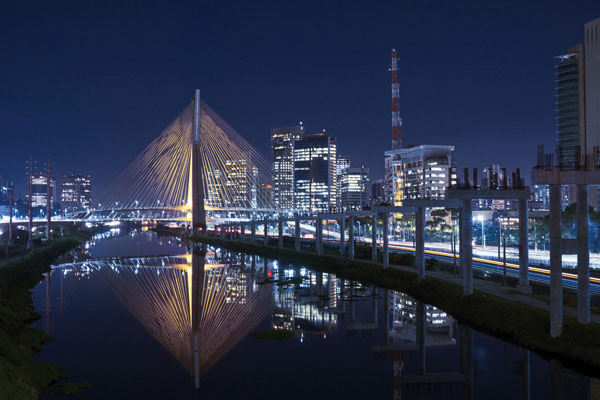 Προτάσεις για διακόσμησηΟ πίνακας σε καμβά ACMC-184 προσφέρει μια μοναδική ευκαιρία να αναδείξετε τη διακόσμηση του χώρου σας με κομψότητα. Το θέμα του, βασισμένο σε πόλεις και αρχιτεκτονική, μπορεί να ενσωματωθεί άριστα σε μοντέρνα ή βιομηχανικά σχέδια διακόσμησης, δημιουργώντας ένα επιβλητικό σημείο εστίασης. Σε έναν κλασικό χώρο μπορεί να προσφέρει μια τολμηρή, δυναμική αντίθεση, ενώ σε ένα μινιμαλιστικό περιβάλλον, οι λεπτομέρειες των κτιρίων μπορούν να προσθέσουν βάθος οπτικής ενδιαφέροντος χωρίς να υπερισχύουν των υπόλοιπων αντικειμένων. Η ποικιλία των αποχρώσεων, από τις ψυχρές έως τις πιο θερμές, επιτρέπει την ευελιξία στη θέση και τον συνδυασμό με άλλα διακοσμητικά στοιχεία.Λίγα λόγια για τον πίνακαΟ ACMC-184 είναι ένα μοναδικό έργο τέχνης που συνδυάζει τεχνική και στιλ για να αποτυπώσει την επιβλητική παρουσία των αρχιτεκτονικών δομών μέσα στην πόλη. Η λεπτομερής φωτορεαλιστική προσέγγιση επιτρέπει στους θεατές να αισθανθούν τη ζωντάνια και τη κίνηση μιας σύγχρονης μητρόπολης. Οι χρωματικές αποχρώσεις κυμαίνονται από γήινους τόνους έως ψυχρές αποχρώσεις, αναδεικνύοντας την αρχιτεκτονική μεγαλοπρέπεια και την υφή των υλικών. Η χρήση της φωτεινότητας διατηρεί το ενδιαφέρον και εκπέμπει αίσθηση αστικής ενέργειας.Το καλλιτεχνικό στυλ του πίνακα ακροβατεί ανάμεσα στη ρεαλιστική απεικόνιση και μια αφαιρετική απόδοση των στοιχείων της πόλης. Αυτό δημιουργεί μια γέφυρα συναισθημάτων που ενσαρκώνουν την εξερεύνηση του ανθρώπου μέσω της αστικής ανάπτυξης. Η αρμονία που επιτυγχάνεται μέσα από τη σύνθεση και την ισορροπία των γραμμών προκαλεί μια βαθιά αίσθηση δέους και θαυμασμού για την ανθρώπινη δημιουργικότητα. Αυτός ο πίνακας σε καμβά δεν είναι απλώς μια απεικόνιση της πόλης, αλλά μια βαθύτερη αντανάκλαση της σχέσης μας με το περιβάλλον που χτίζουμε γύρω μας.Ψηφιακή εκτύπωση σε καμβά. Ο καμβάς είναι υψηλής ποιότητας, ειδικός για ψηφιακή εκτύπωση που αναδεικνύει τα χρώματα. Είναι ιδανικός για διακόσμηση εσωτερικών χώρων. Παραλαμβάνετε τον πίνακα με την ψηφιακή εκτύπωση καμβά, τελαρωμένο σε τελάρο από ανθεκτικό ξύλο 2εκ, στη διάσταση που θέλετε.