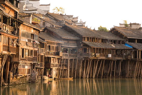 Προτάσεις για διακόσμησηΑυτός ο επιβλητικός πίνακας σε καμβά από την κατηγορία Πόλεις και Αρχιτεκτονική αποπνέει μία αστική κομψότητα που μπορεί να αναζωογονεί διάφορους χώρους. Σε ένα κλασικό περιβάλλον, το έργο αυτό μπορεί να λειτουργήσει ως το κεντρικό κομμάτι που προσδίδει μοντέρνα πινελιά χωρίς να αποκλίνει από την παραδοσιακή αίσθηση του χώρου. Από την άλλη πλευρά, σε ένα μοντέρνο ή μινιμαλιστικό περιβάλλον, αυτός ο πίνακας ενισχύει τη γεωμετρία και την αρχιτεκτονική της χώρου, προσφέροντας ενδιαφέρουσες αντιθέσεις με απλές, καθαρές γραμμές και μονόχρωμες υφές. Οι αποχρώσεις του κυμαίνονται μεταξύ γκρι, μπλε και άλλων ουδέτερων χρωμάτων που είναι εύκολο να συνδυαστούν με οποιαδήποτε παλέτα χρωμάτων εσωτερικής διακόσμησης.Λίγα λόγια για τον πίνακαΟ πίνακας σε καμβά ACMC-188 αποτελεί μια μαγευτική απεικόνιση αστικού τοπίου, χρησιμοποιώντας λεπτομερείς ψηφιακές εκτυπώσεις για να αποθανατίσει την ουσία της αρχιτεκτονικής δόμησης. Ο ουρανός και οι σκιές, μέσα από εκλεπτυσμένες αποχρώσεις του γκρι και του μπλε, αφηγούνται την καθημερινή ζωή μιας πόλης, παραπέμποντας σε μία στιγμή απόλυτης αρμονίας όπου το ανθρώπινο έργο συναντά τη φύση. Οι υφές και οι γραμμές του πίνακα δημιουργούν μια ρευστότητα που παραπέμπει σε την κίνηση και τη ζωντάνια των αστικών κέντρων. Συμβολίζει την αλληλεπίδραση του ανθρώπου με το αστικό περιβάλλον, υπογραμμίζοντας την αέναη εξέλιξη των πόλεων.Αυτός ο πίνακας ανακαλεί μια αίσθηση μεγαλείου και δέους, αναδεικνύοντας την ομορφιά της καθημερινής ζωής στην πόλη. Η προοπτική και η ευρυχωρία που απεικονίζουν, μεταφέρoυν τον θεατή σε μια διαφορετική διάσταση, προκαλώντας σκέψεις για τη διαρκή αλλαγή και ανάπτυξη. Η λεπτομερής τεχνική της ψηφιακής εκτύπωσης σε καμβά προσδίδει στο έργο ιδιαίτερη αντοχή και βάθος, κάνοντάς το να ξεχωρίζει σε κάθε χώρο. Μετρήστε την επαγγελματική σας επιτυχία μέσω της τέχνης, φιλοξενώντας αυτόν τον πίνακα στο γραφείο ή στο σαλόνι σας, ώστε να εμπνεύσει δημιουργική σκέψη και αναστοχασμό.Ψηφιακή εκτύπωση σε καμβά. Ο καμβάς είναι υψηλής ποιότητας, ειδικός για ψηφιακή εκτύπωση που αναδεικνύει τα χρώματα. Είναι ιδανικός για διακόσμηση εσωτερικών χώρων. Παραλαμβάνετε τον πίνακα με την ψηφιακή εκτύπωση καμβά, τελαρωμένο σε τελάρο από ανθεκτικό ξύλο 2εκ, στη διάσταση που θέλετε.