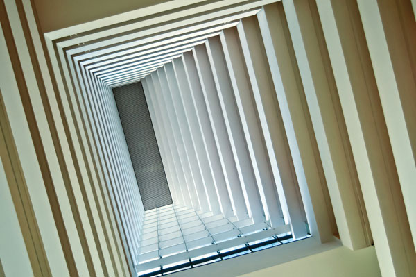 Προτάσεις για διακόσμησηΟ πίνακας σε καμβά ARC-003 μπορεί να αποτελέσει τον κεντρικό πυρήνα για ένα κομψό και καλαίσθητο περιβάλλον. Με τη θεματολογία του που επικεντρώνεται σε πόλεις και την αρχιτεκτονική, μπορεί να ενσωματωθεί εύκολα τόσο σε έναν μοντέρνο χώρο, προσθέτοντας μια δόση σοφιστικέ αστικής αίσθησης, όσο και σε έναν κλασικής διακόσμησης χώρο, προσφέροντας αντιπαραθέσεις με τα διαχρονικά στοιχεία του περιβάλλοντος. Ο μινιμαλιστικός σχεδιασμός του πίνακα λειτουργεί εξαιρετικά και σε χώρους με ουδέτερα χρώματα, προσθέτοντας απλότητα και αρμονία.Λίγα λόγια για τον πίνακαΑυτός ο πίνακας σε καμβά είναι ένα επιβλητικό έργο τέχνης το οποίο φέρνει στο προσκήνιο το μεγαλείο της αρχιτεκτονικής των πόλεων. Η προσεκτική χρήση του φωτός και της σκιάς δημιουργεί μια ασφαλή ισορροπία, αναδεικνύοντας την πολυπλοκότητα και το βάθος που μπορεί να έχει μια αστική τοπίο, ενώ συγχρόνως προσφέρει μία συμβολική ματιά στη σύνδεση του ανθρώπου με τον χώρο όπου ζει. Οι λεπτές αποχρώσεις και η επιλογή των χρωμάτων μεταφέρουν μία δυναμική και πολυδιάστατη απεικόνιση.Ο πίνακας δημιουργεί στον θεατή μια αίσθηση θαυμασμού και σεβασμού προς την αρχιτεκτονική κλάση των πόλεων, ενώ παράλληλα προκαλεί σκέψεις για τον αστικό τρόπο ζωής και την ανθρώπινη επίδραση στο περιβάλλον. Οι λεπτομέρειες και η ανάδειξη της πόλης σε αυτό το έργο προσφέρουν μία προσωπική εμπειρία για τον καθένα, δημιουργώντας έναν δεσμό και μία αίσθηση ότι ο θεατής είναι μέρος του κόσμου που απεικονίζεται.Ψηφιακή εκτύπωση σε καμβά. Ο καμβάς είναι υψηλής ποιότητας, ειδικός για ψηφιακή εκτύπωση που αναδεικνύει τα χρώματα. Είναι ιδανικός για διακόσμηση εσωτερικών χώρων. Παραλαμβάνετε τον πίνακα με την ψηφιακή εκτύπωση καμβά, τελαρωμένο σε τελάρο από ανθεκτικό ξύλο 2εκ, στη διάσταση που θέλετε.